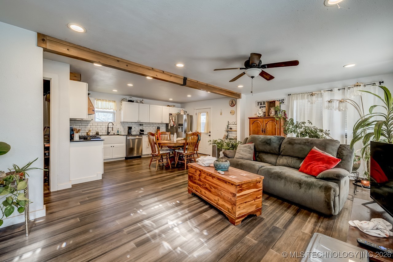 112 W First Street Property Photo 3