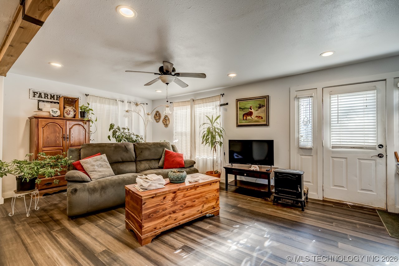 112 W First Street Property Photo 4