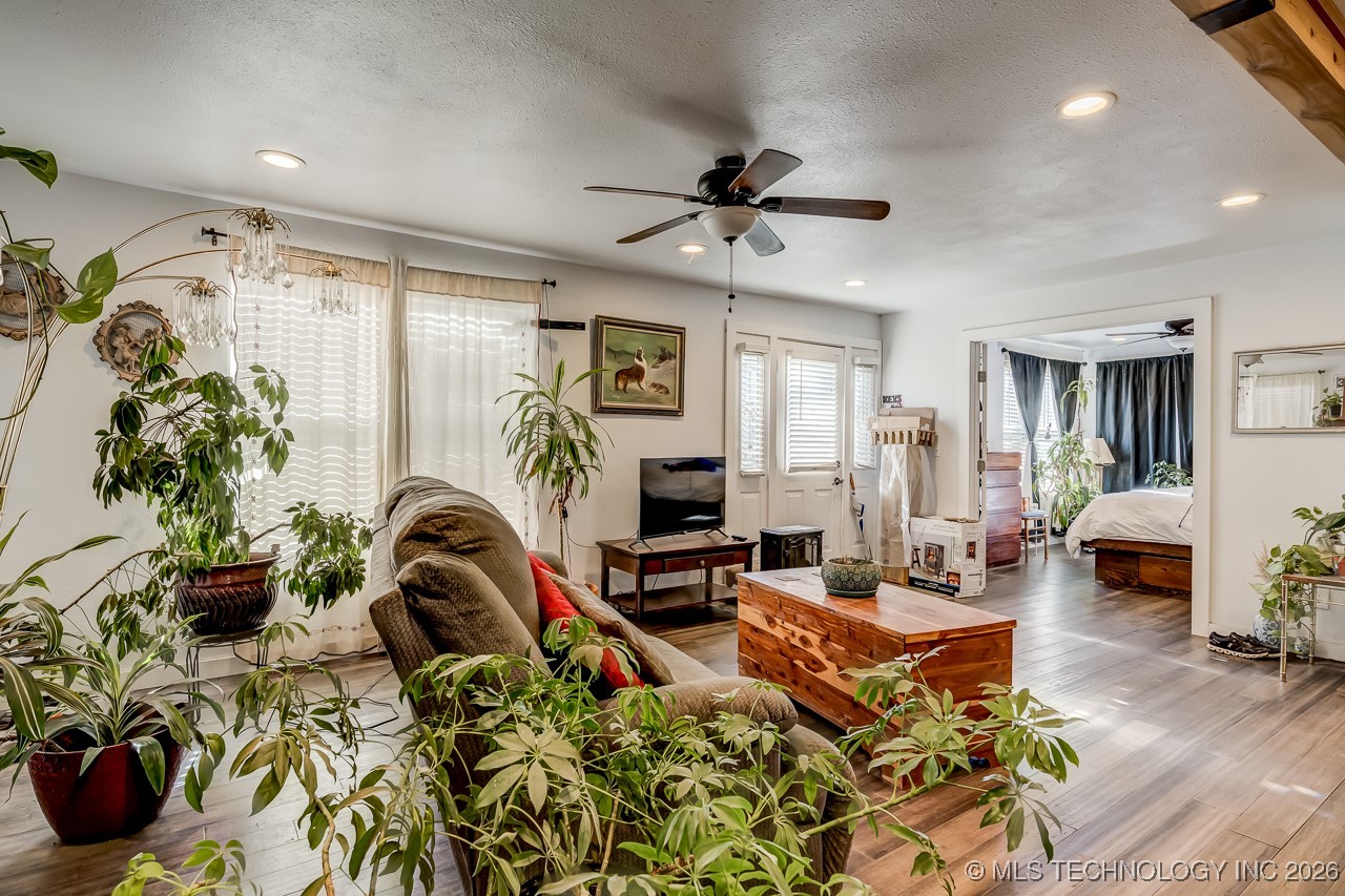 112 W First Street Property Photo 5