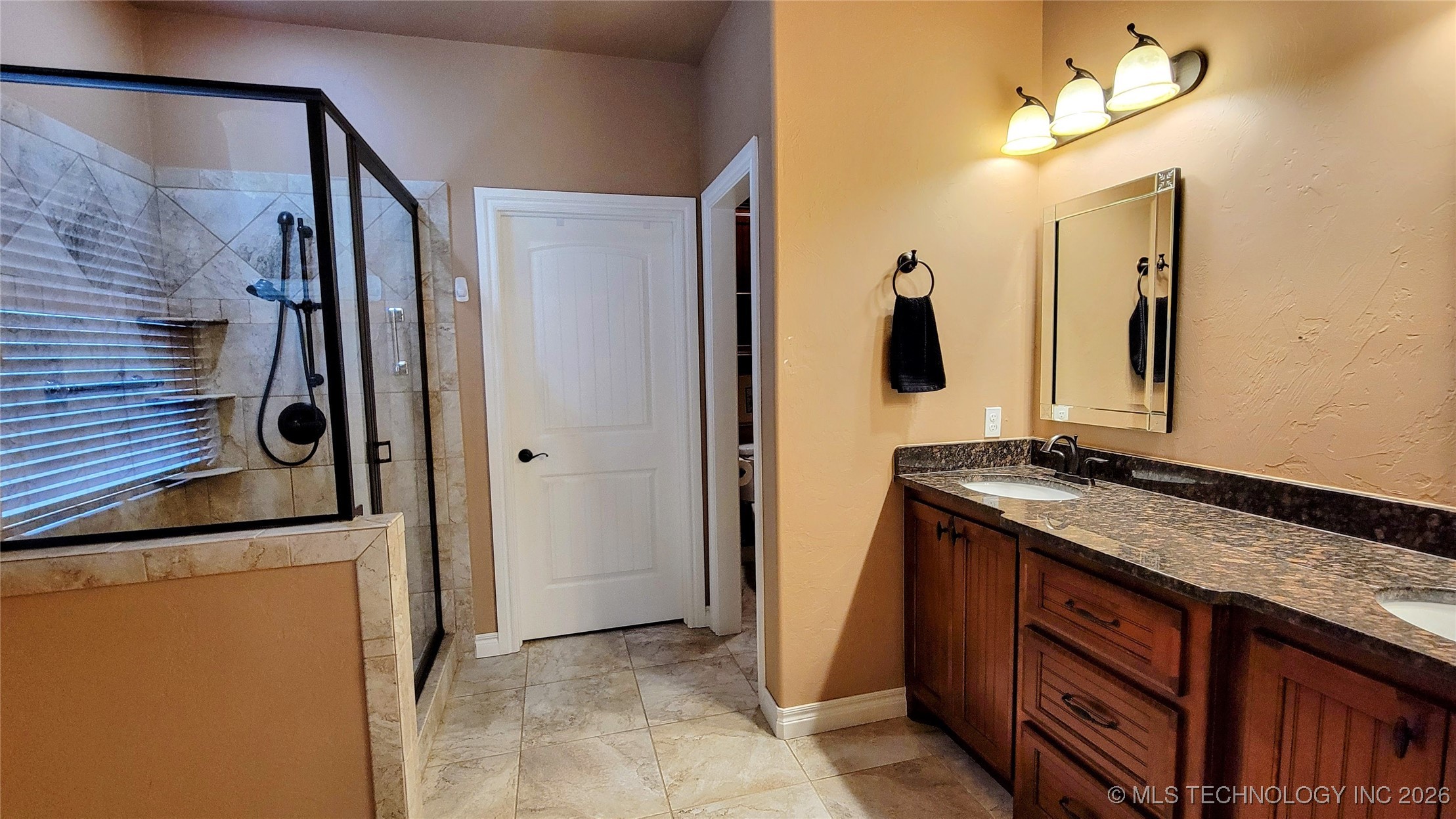 2407 E 18th Property Photo 25