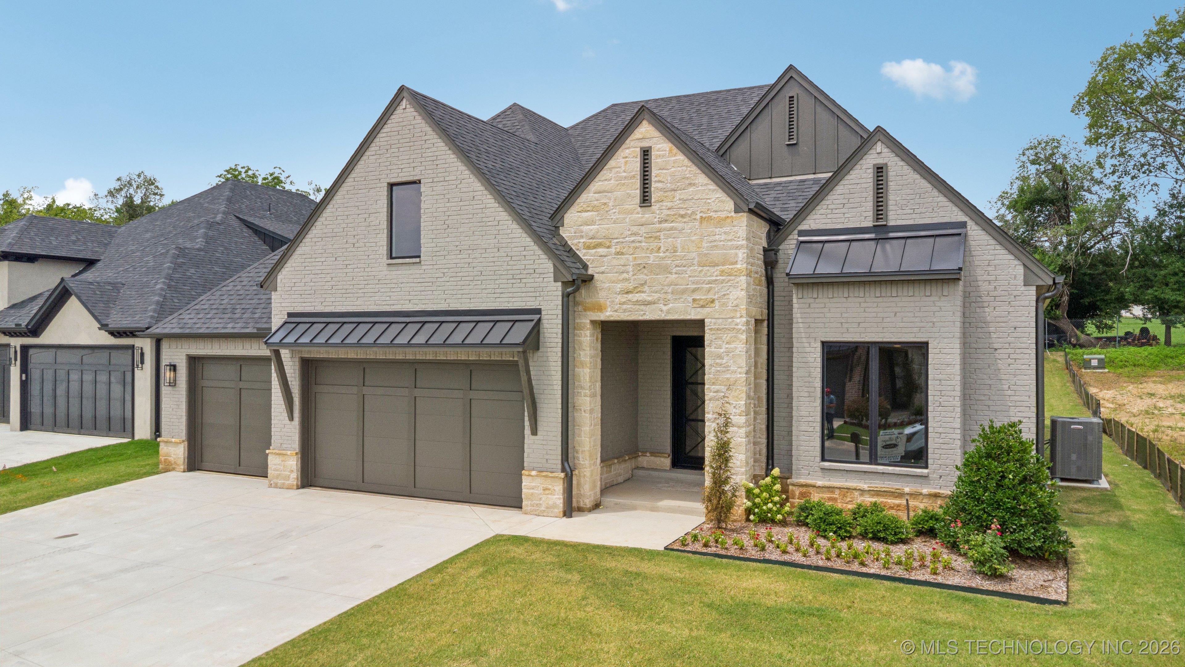 11260 S Fir Avenue Property Photo 2