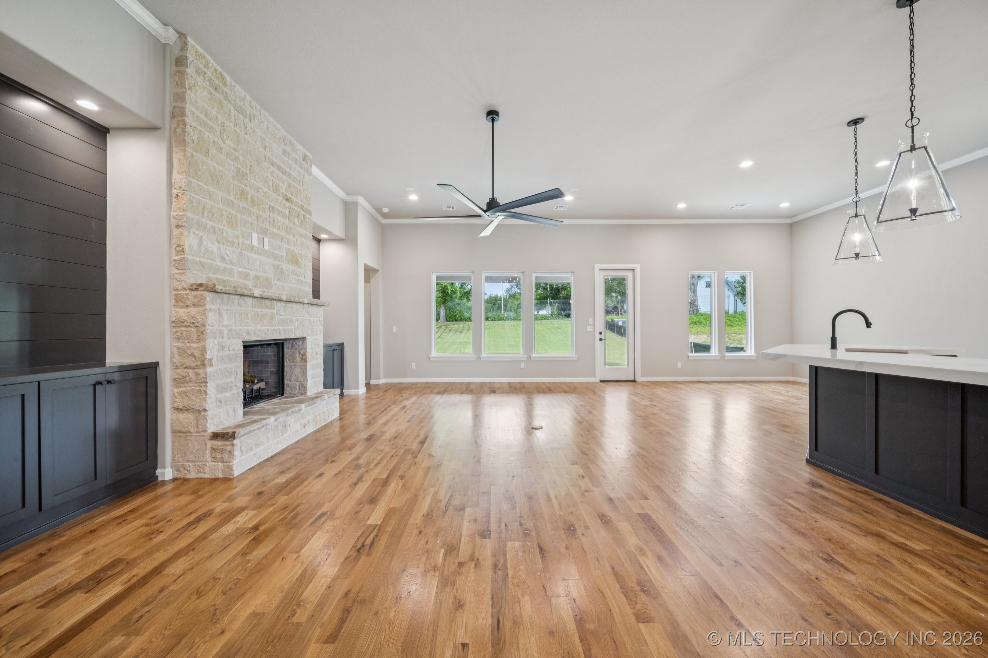 11260 S Fir Avenue Property Photo 6