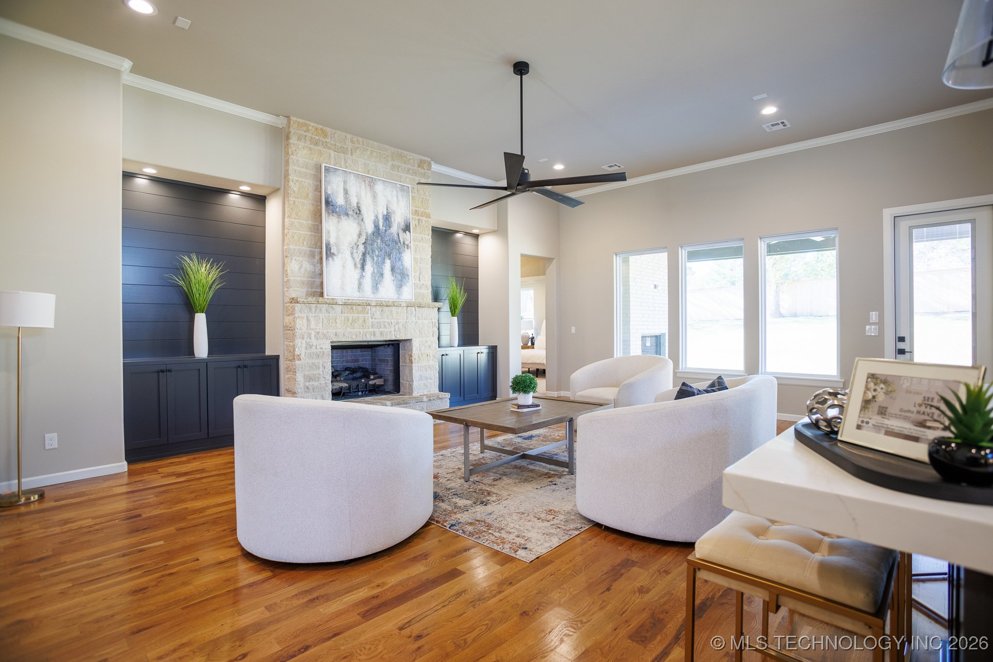 11260 S Fir Avenue Property Photo 8