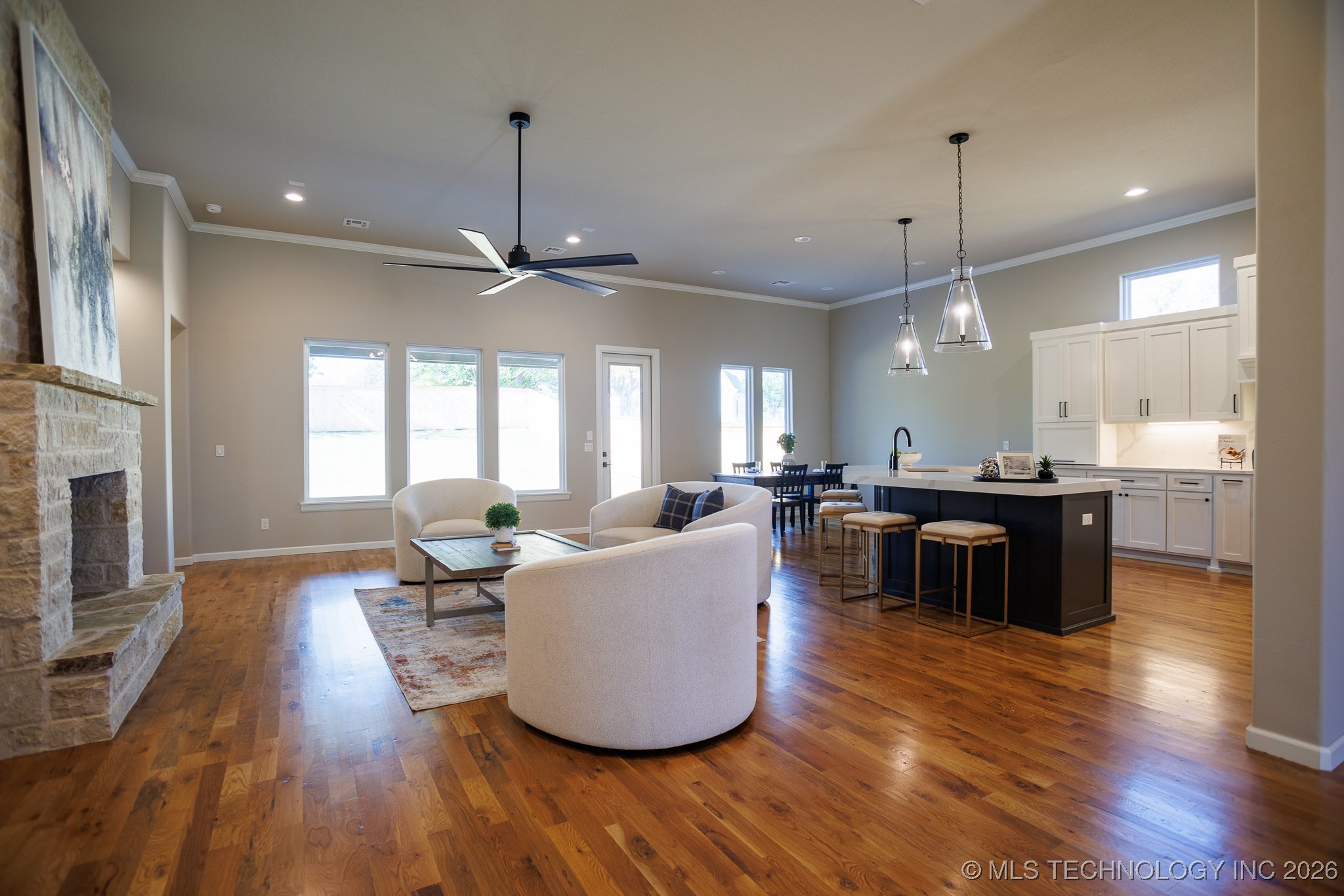 11260 S Fir Avenue Property Photo 10