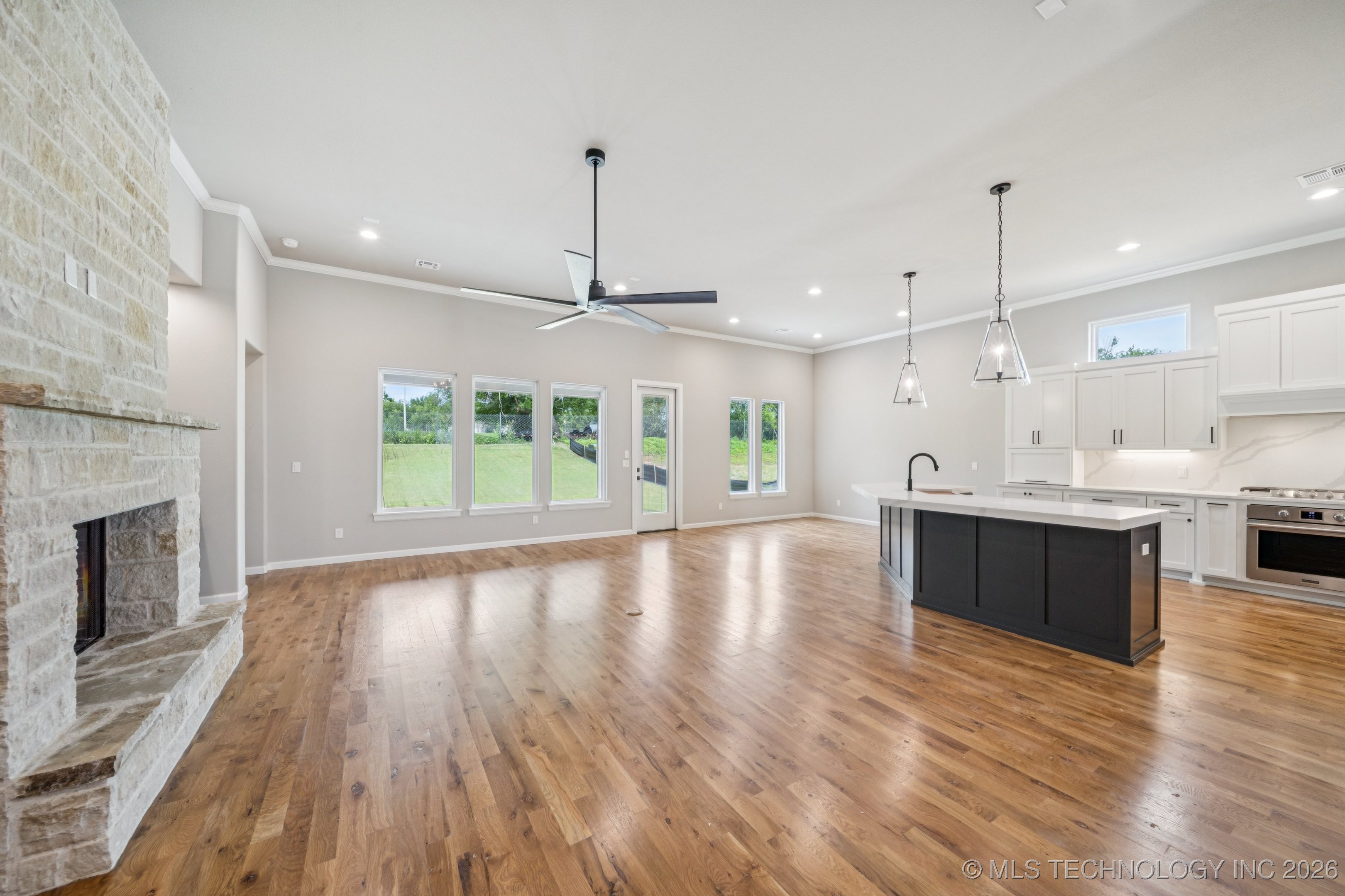 11260 S Fir Avenue Property Photo 11