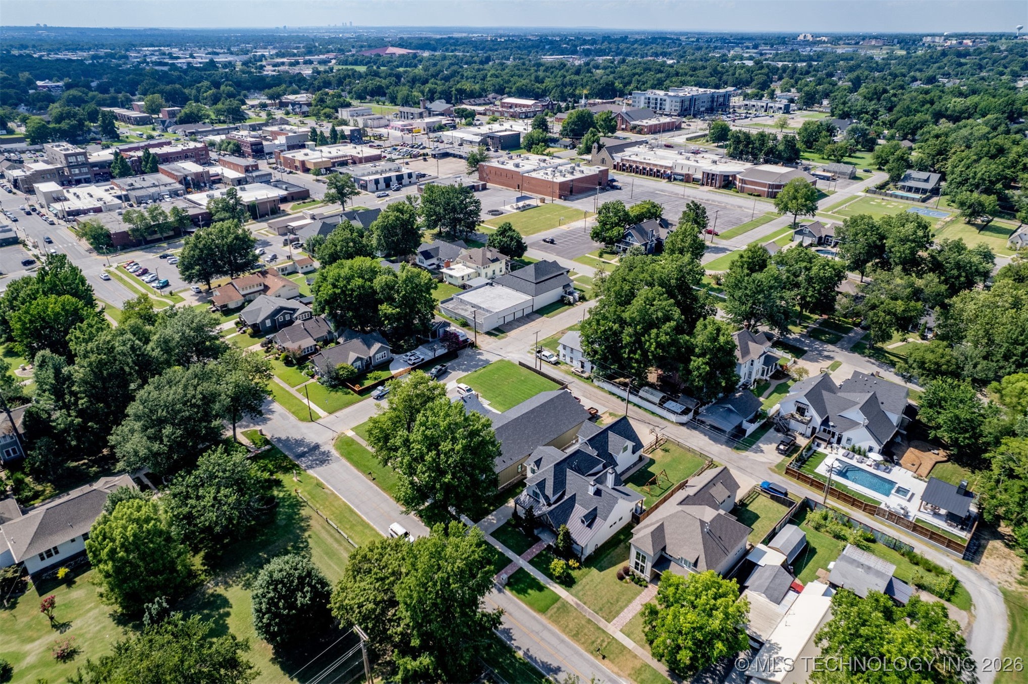 312 E Dallas Street Property Photo 6