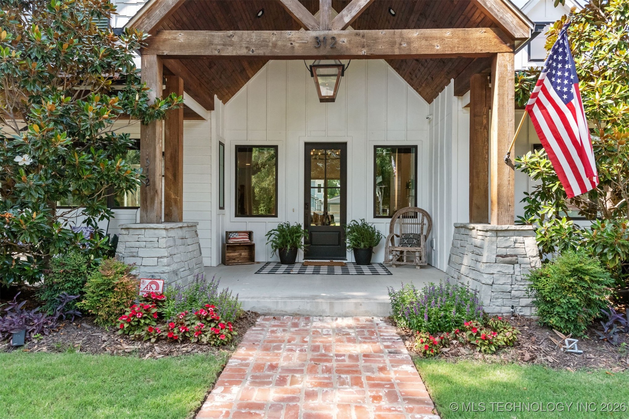 312 E Dallas Street Property Photo 8