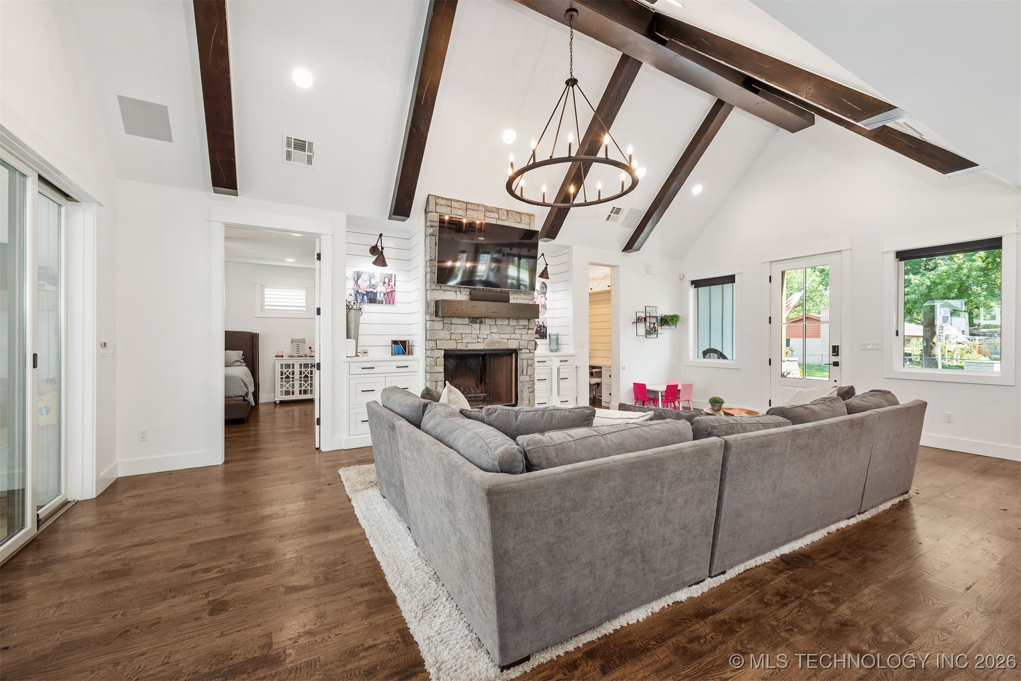 312 E Dallas Street Property Photo 9