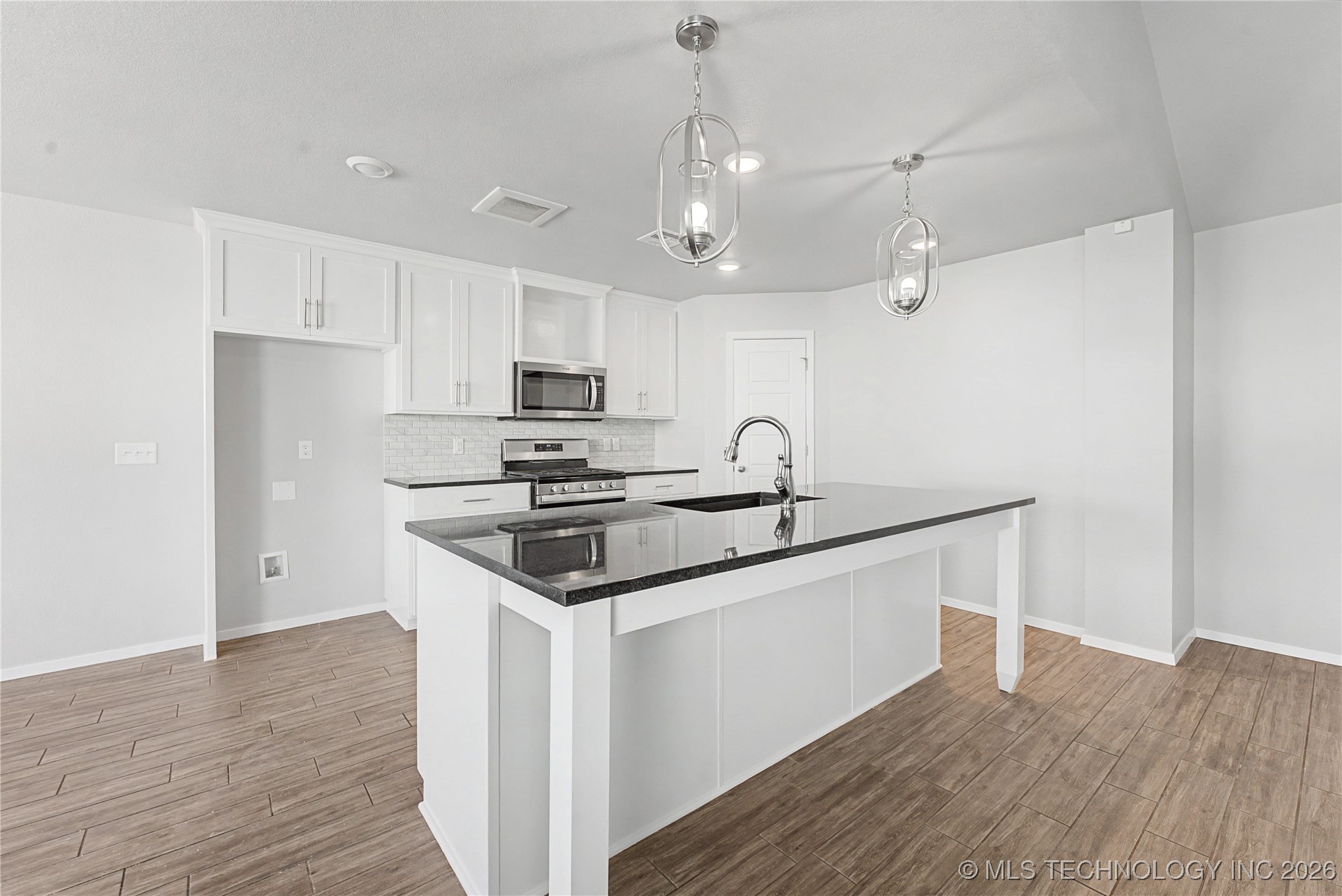 2912 W Charlotte Street Property Photo 8