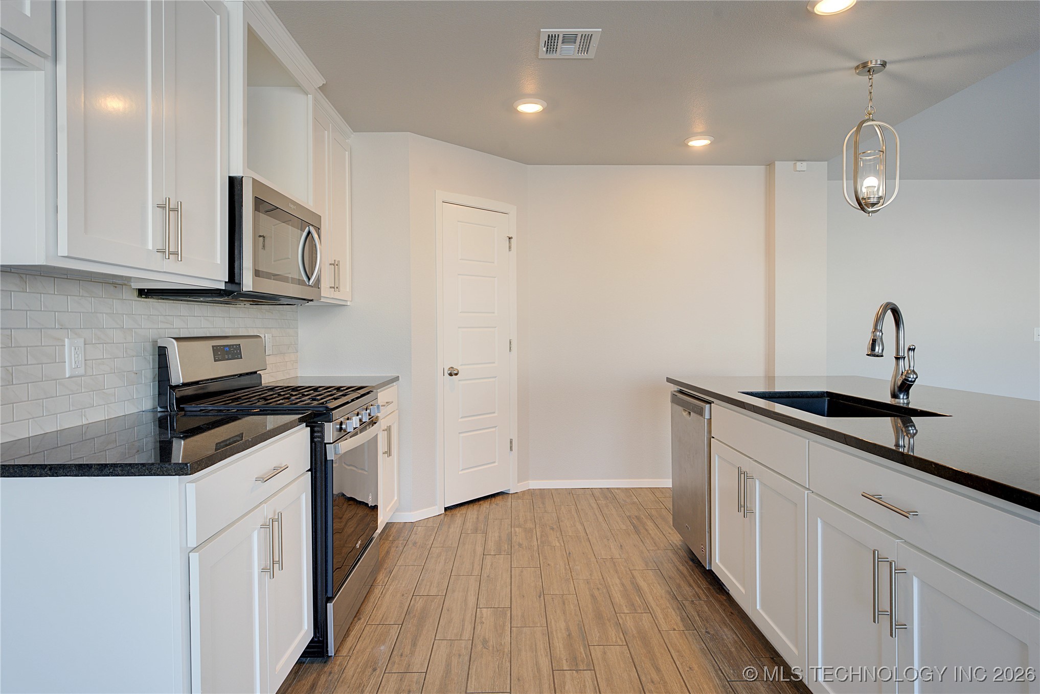 2912 W Charlotte Street Property Photo 9