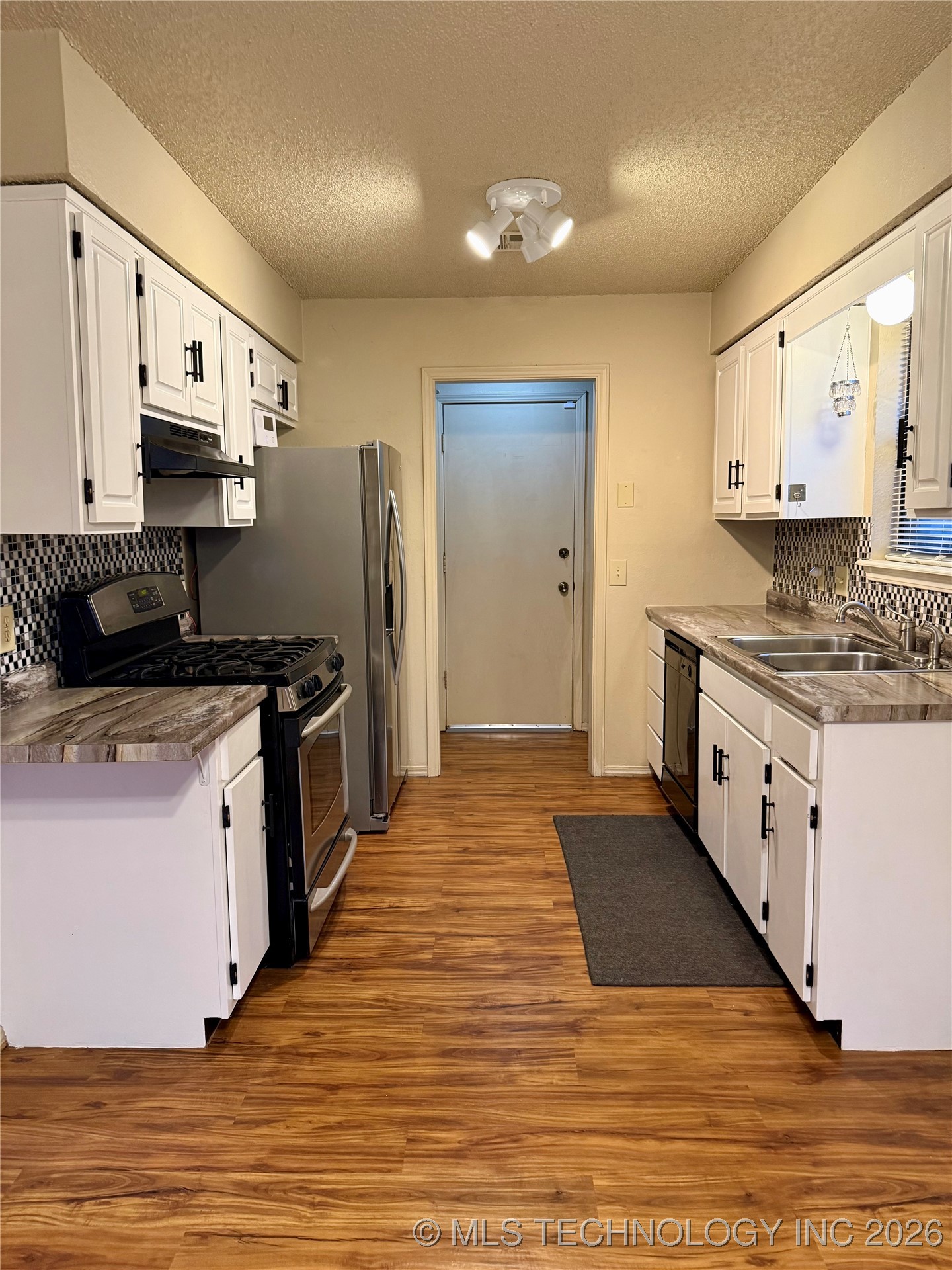 4609 S Date Avenue Property Photo 3