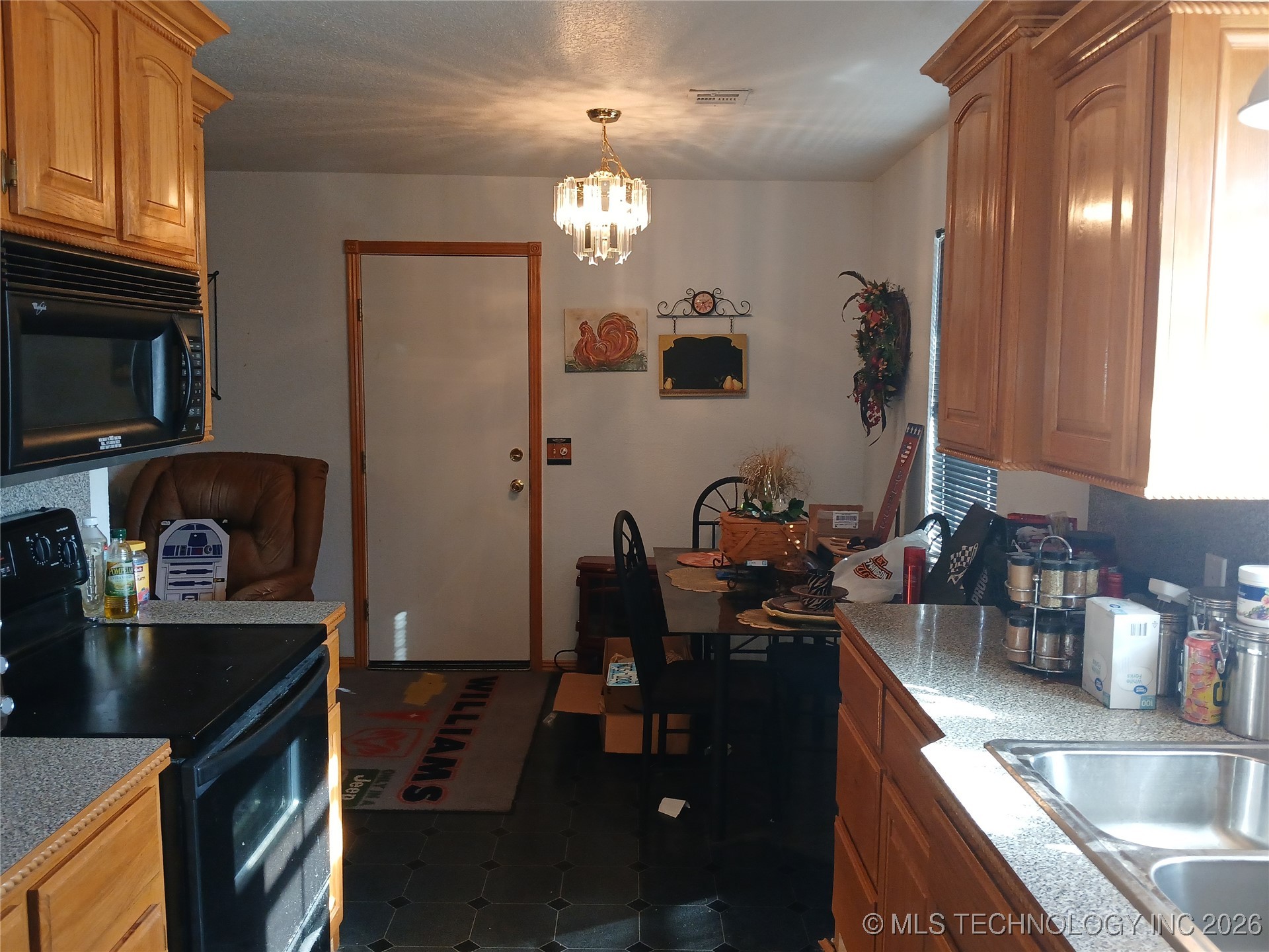 711 E Iowa Street Property Photo 9