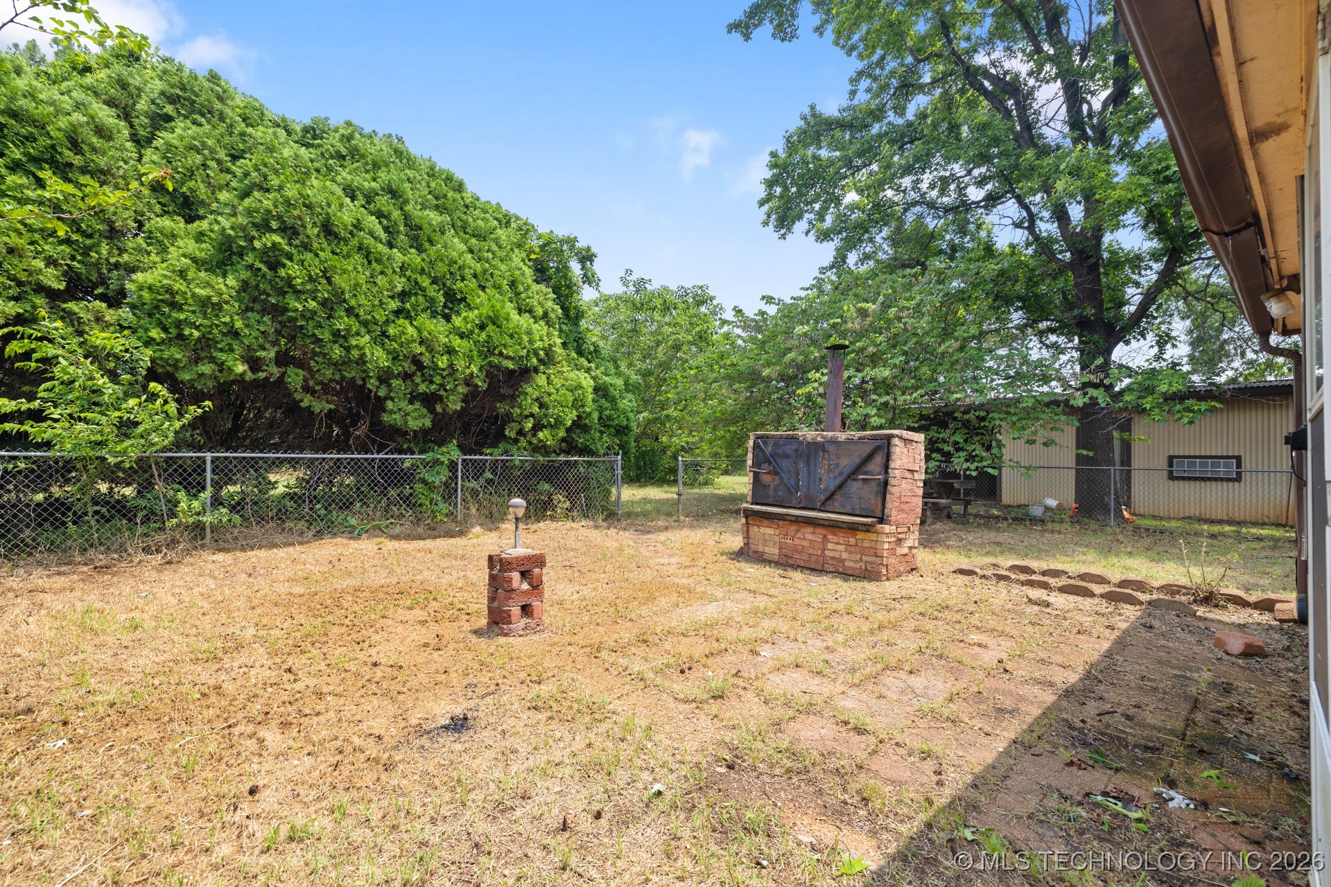 83 Oak Street Property Photo 8