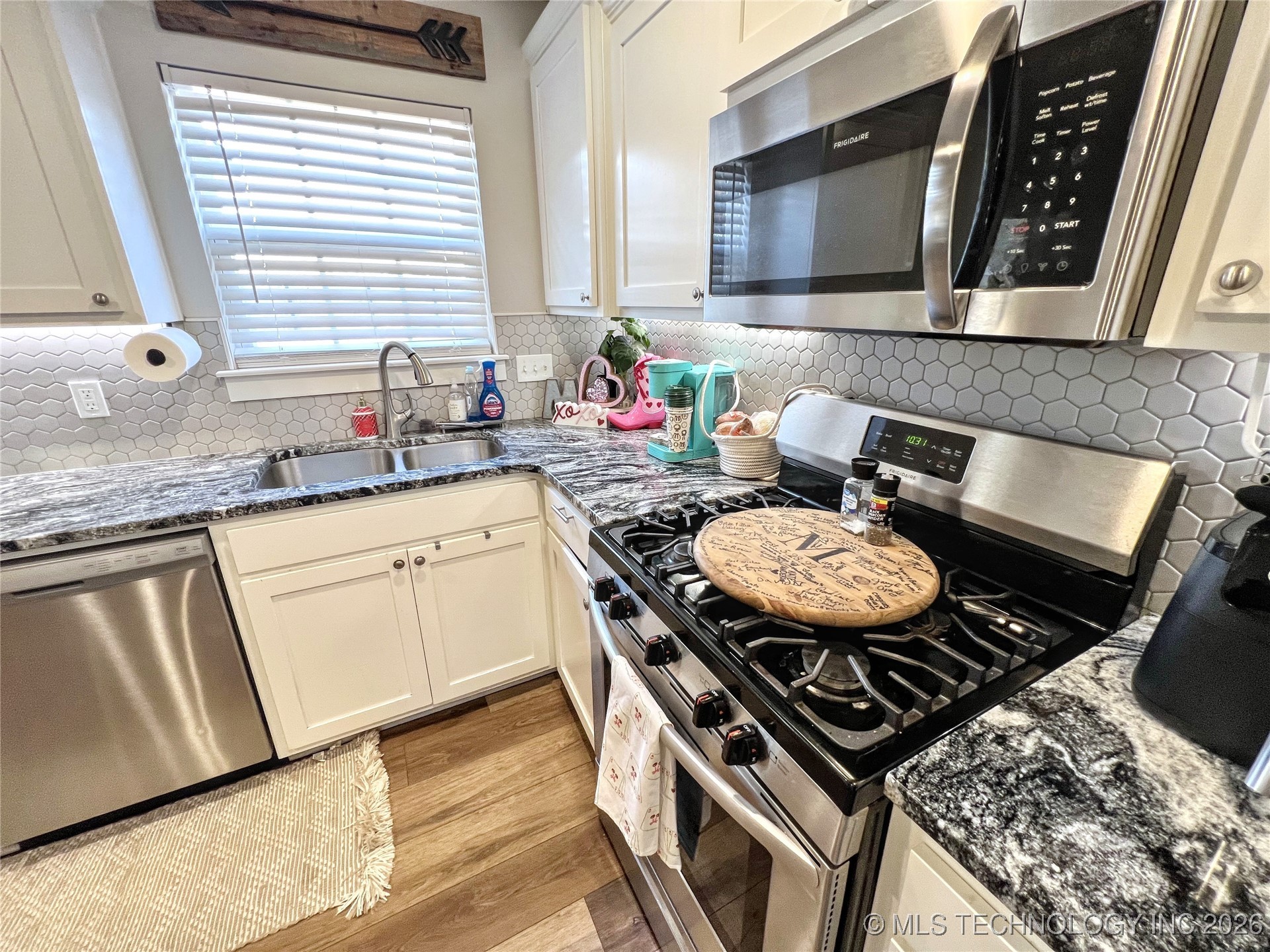 12910 W Hawthorne Lane Property Photo 17