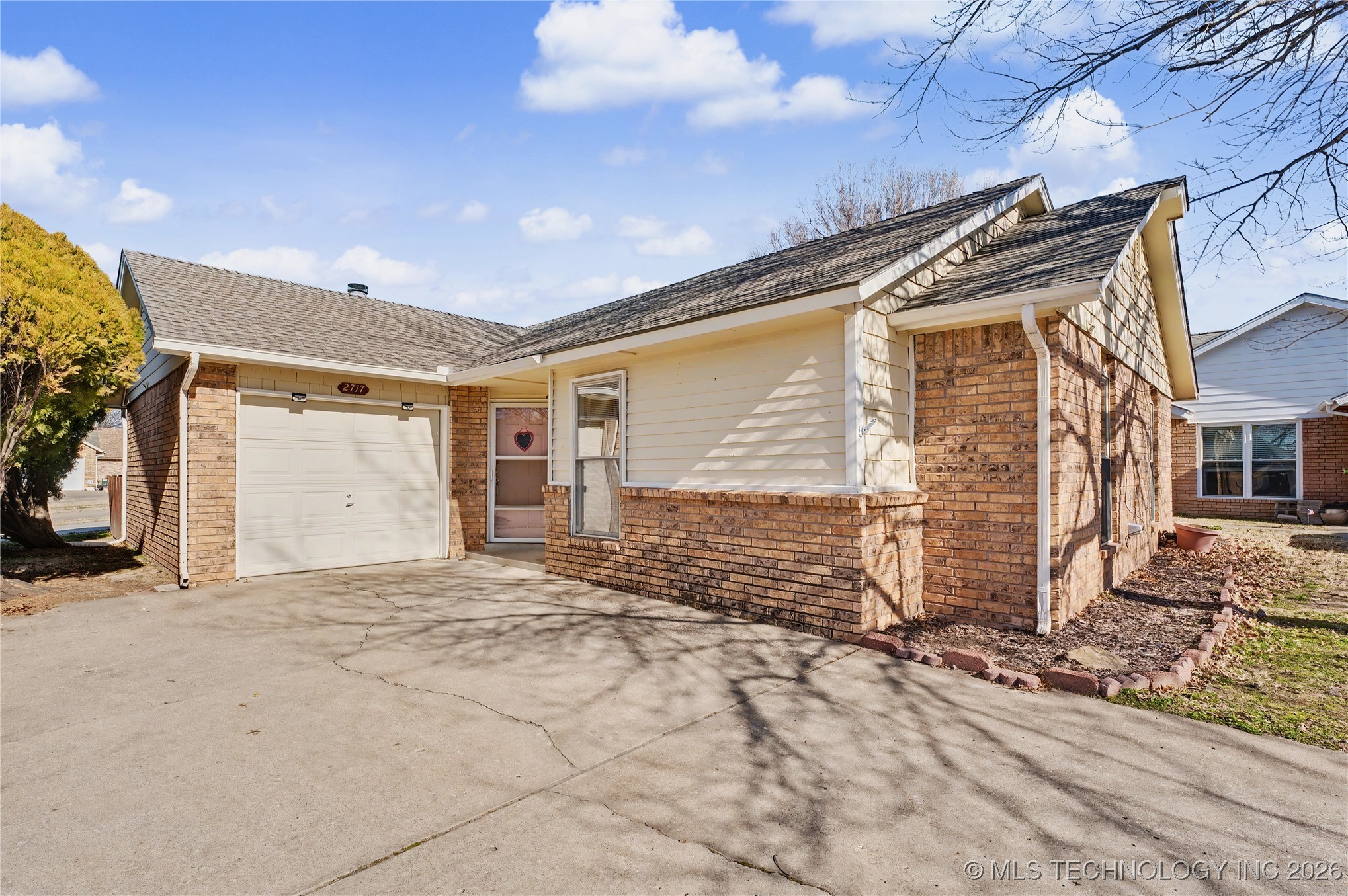 2717 S Narcissus Place Property Photo 1