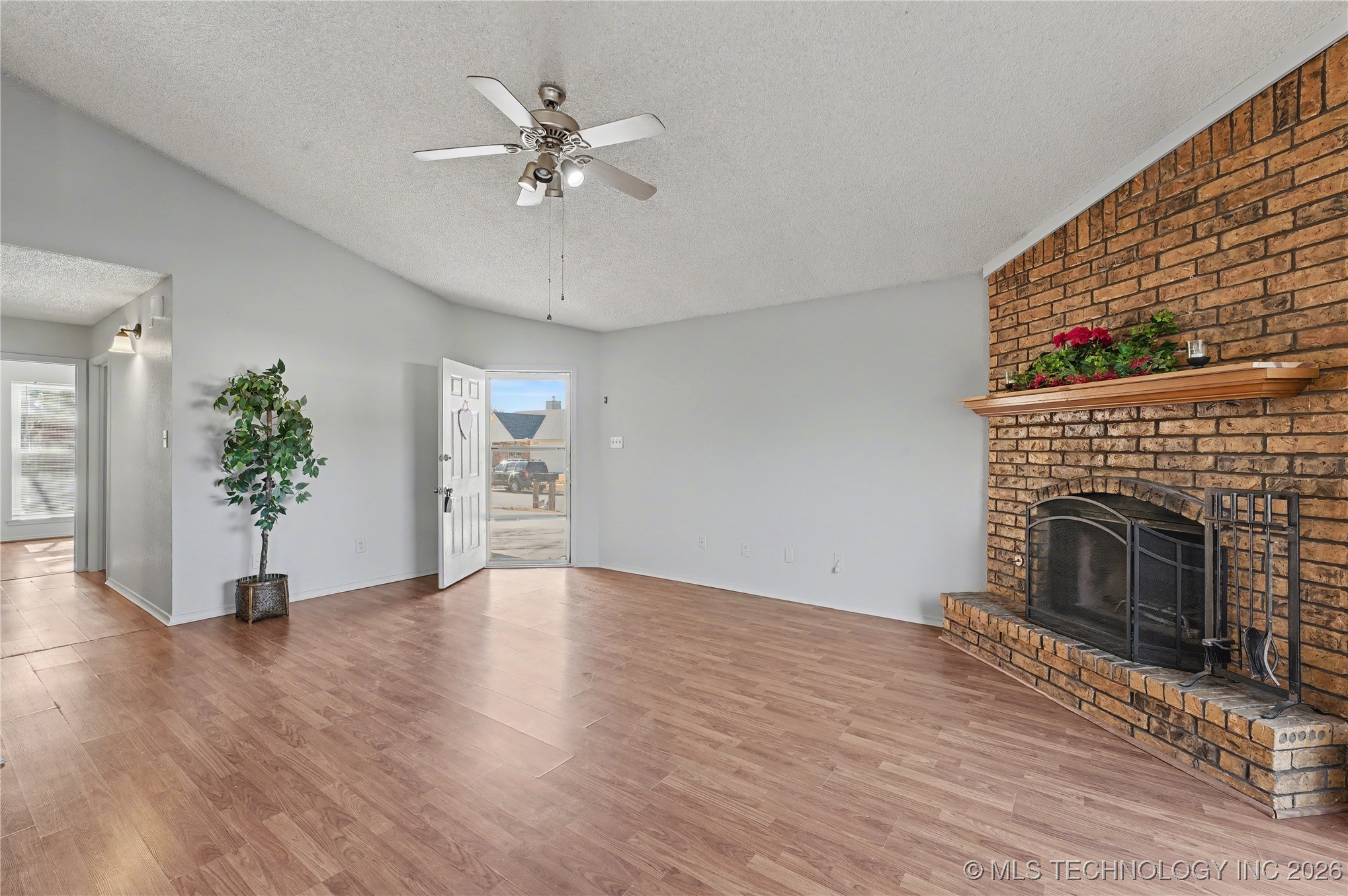 2717 S Narcissus Place Property Photo 3