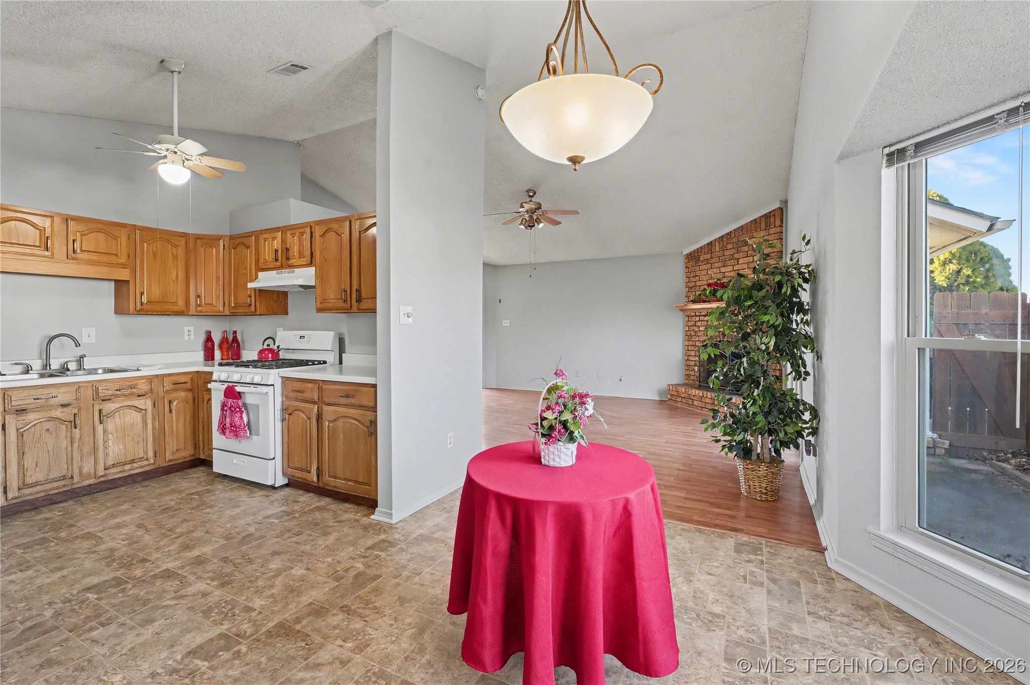 2717 S Narcissus Place Property Photo 6