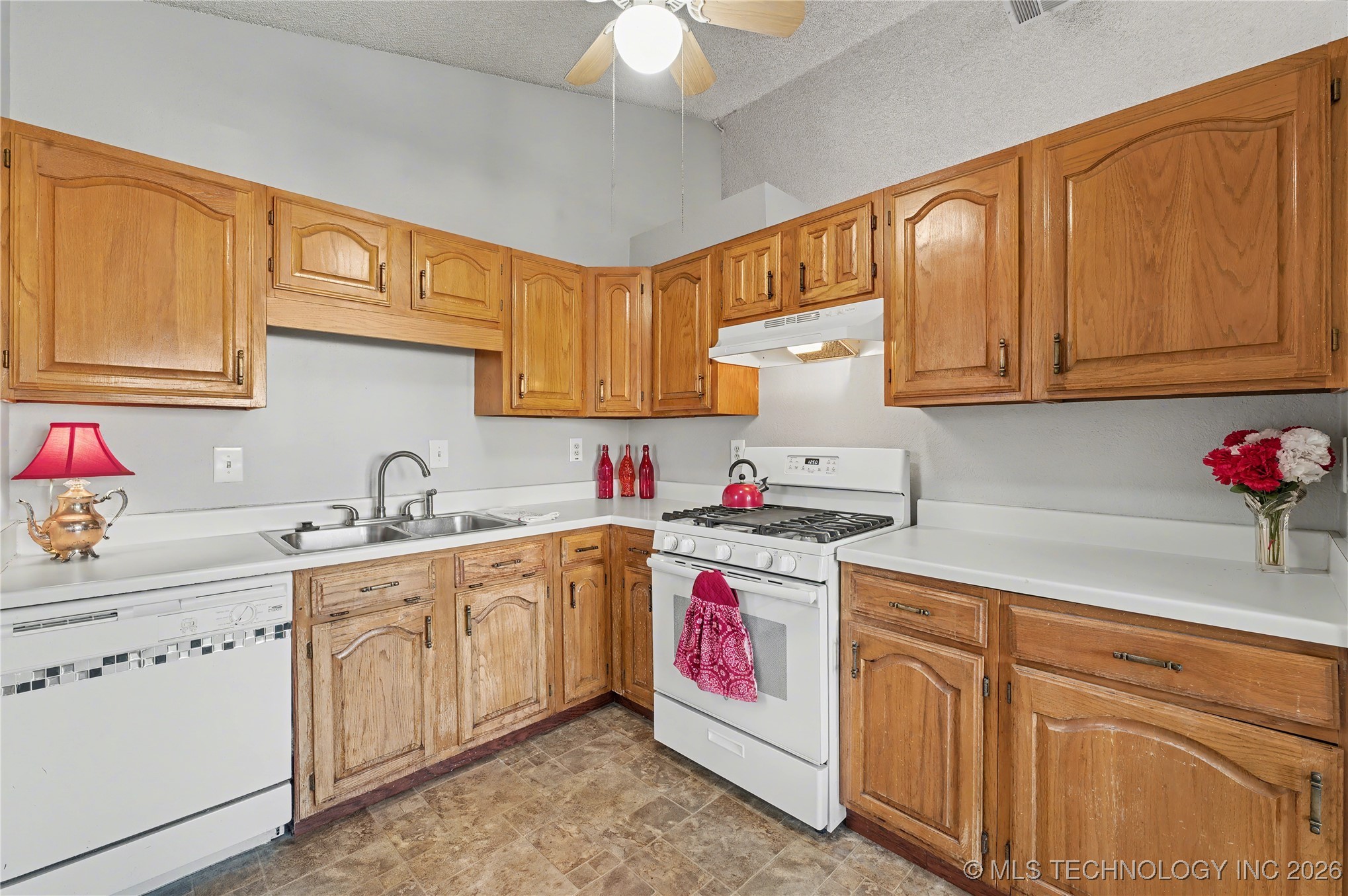 2717 S Narcissus Place Property Photo 7