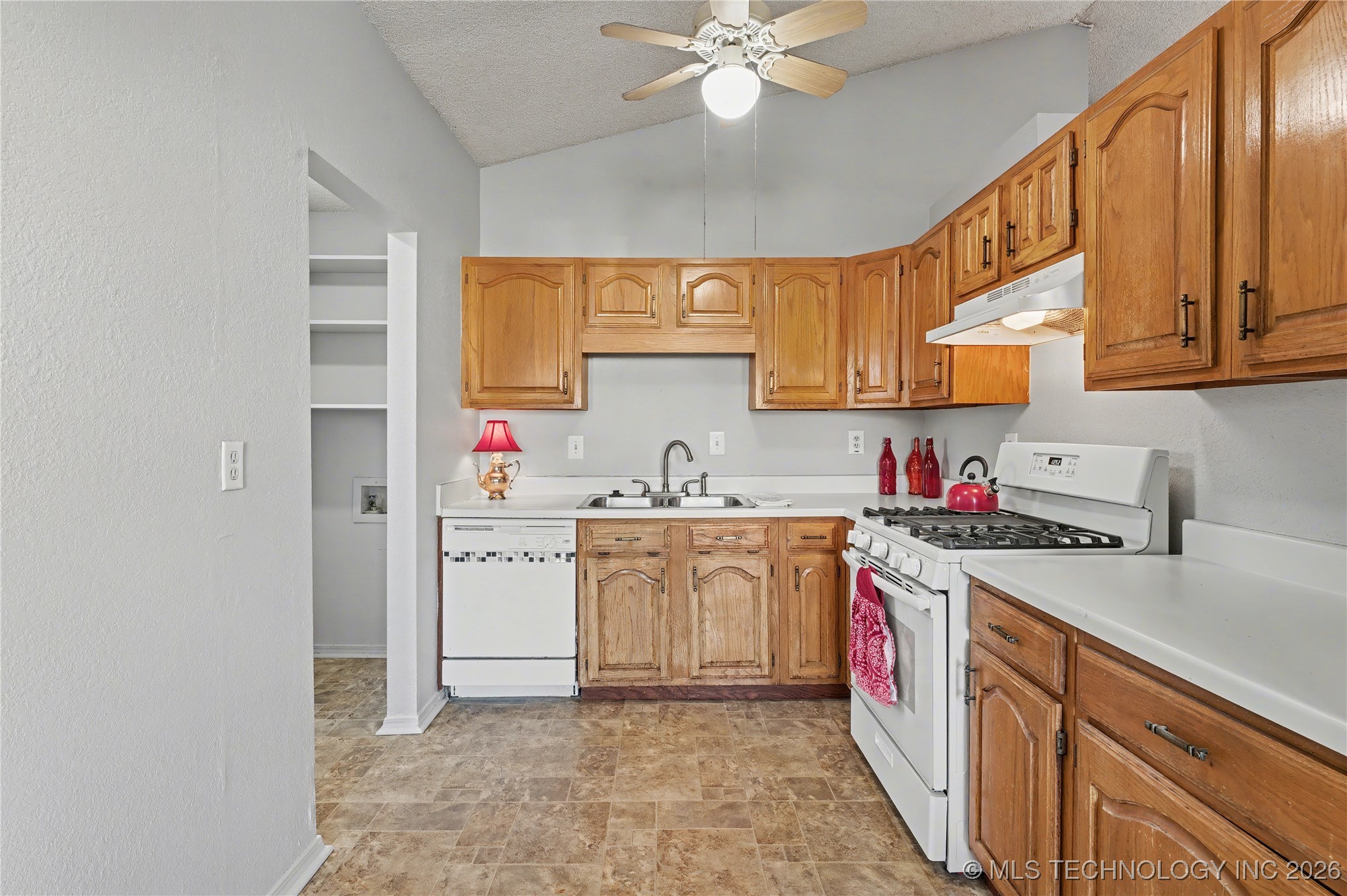 2717 S Narcissus Place Property Photo 8