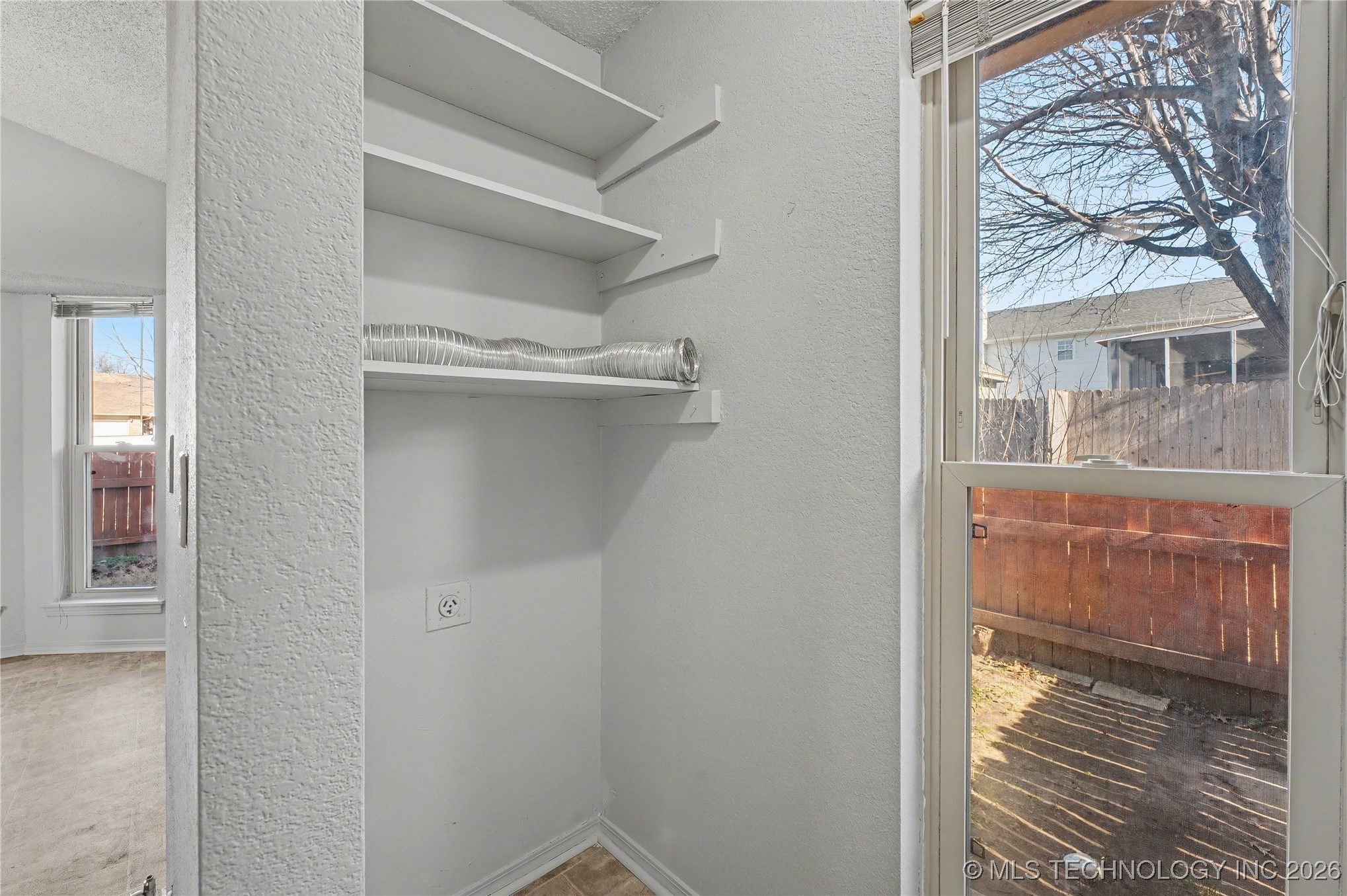 2717 S Narcissus Place Property Photo 9