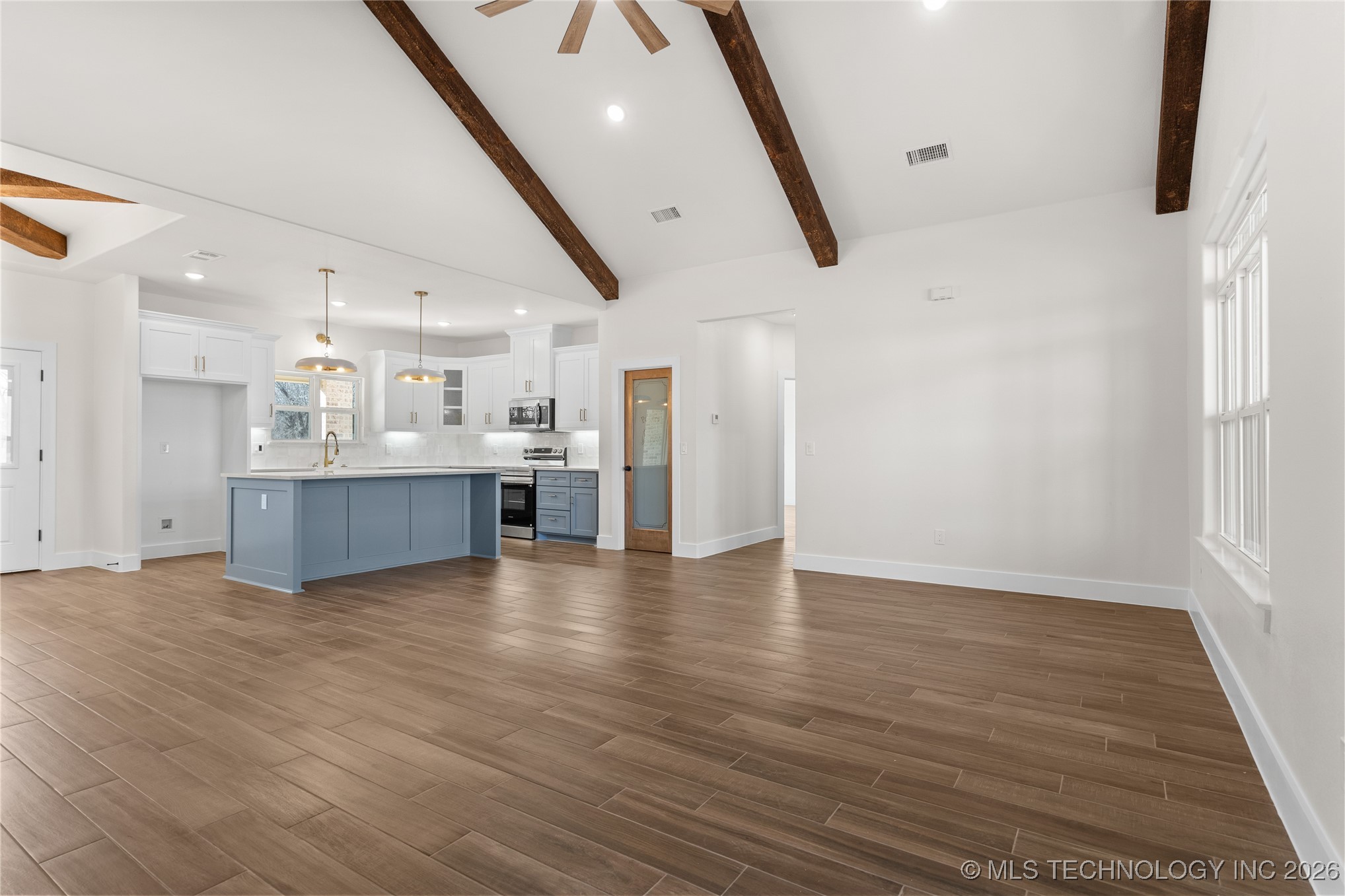 249 Gateway Road Property Photo 4