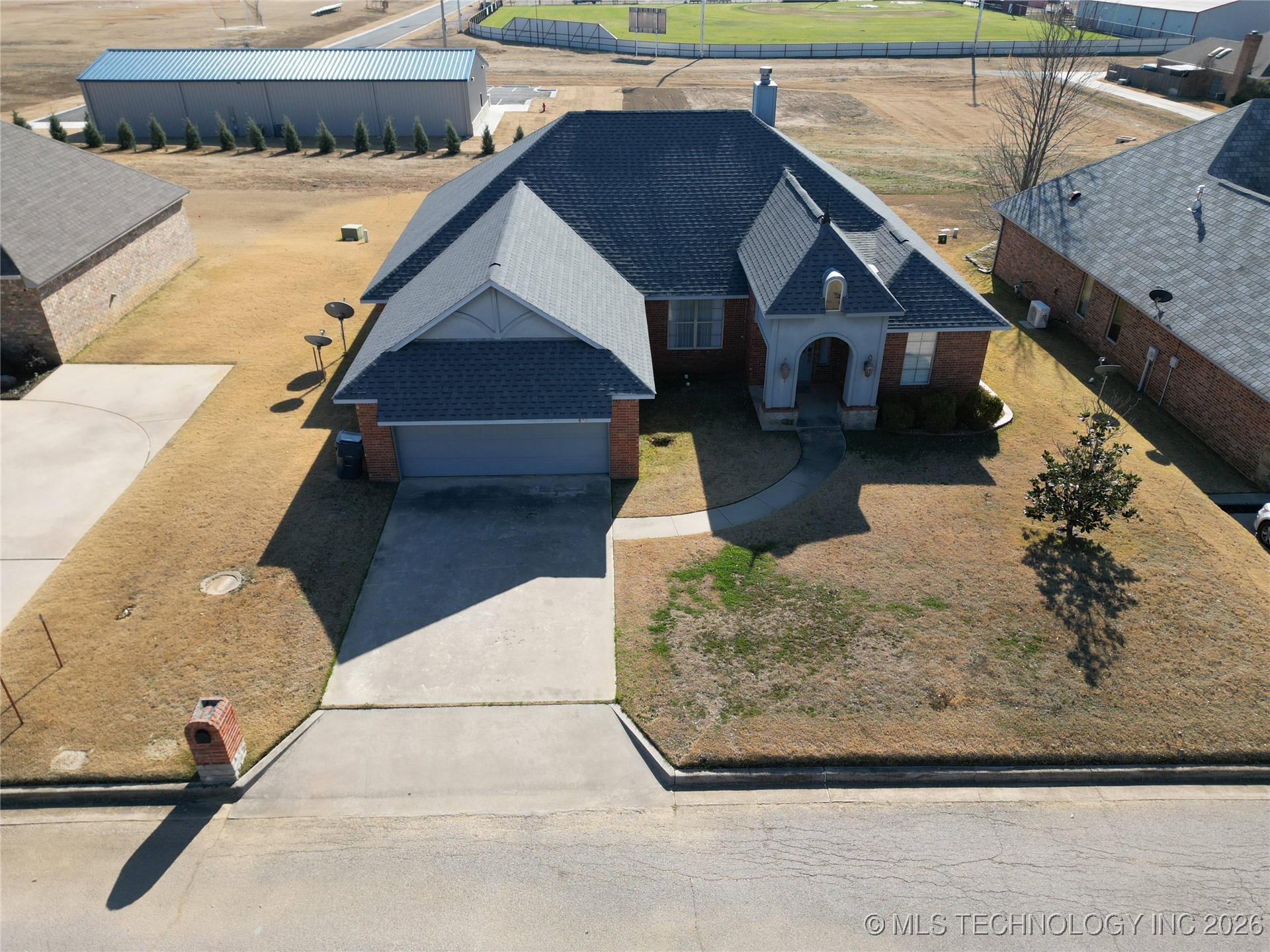 826 Oak Tree Drive Property Photo 1