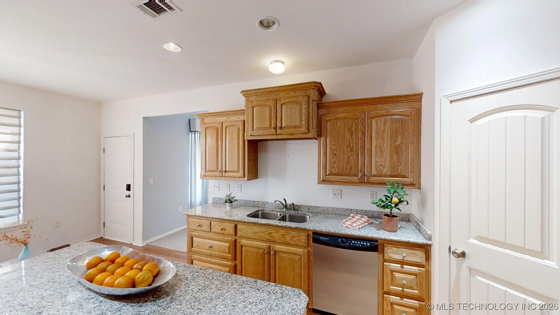 826 Oak Tree Drive Property Photo 9