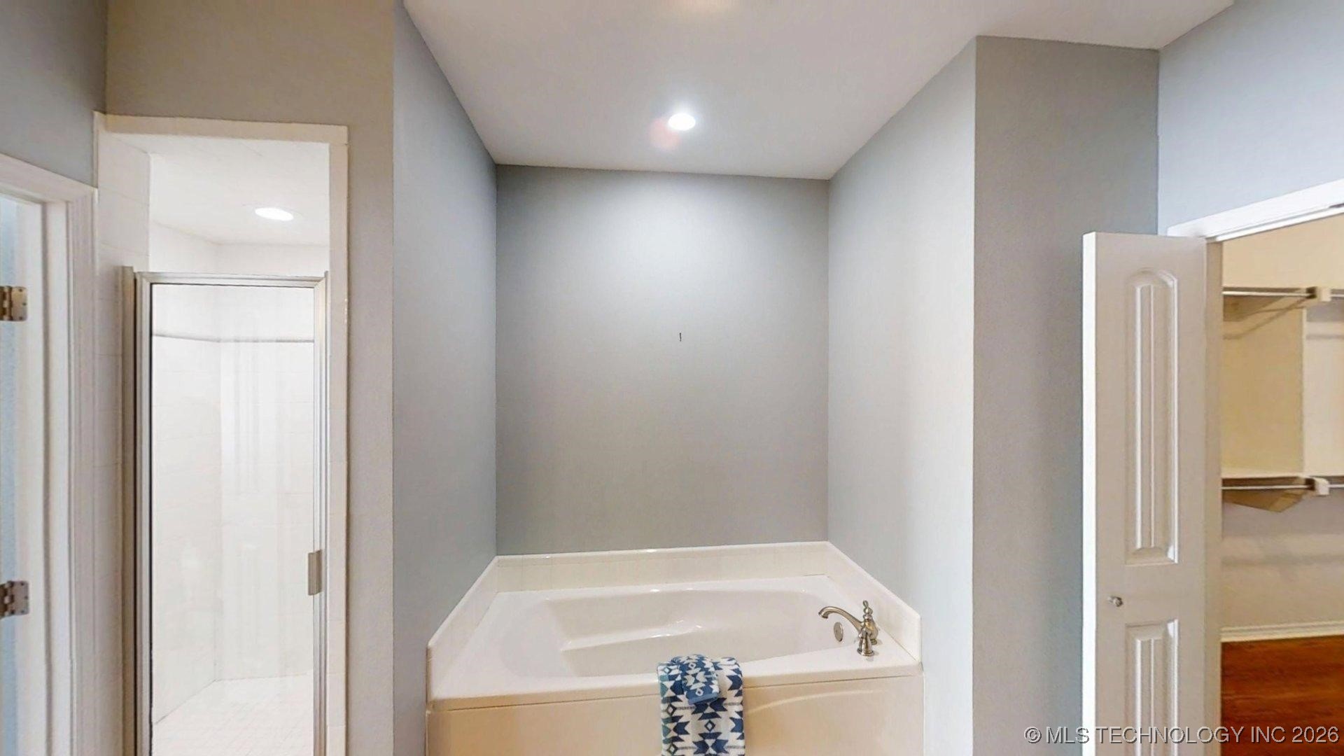 826 Oak Tree Drive Property Photo 16