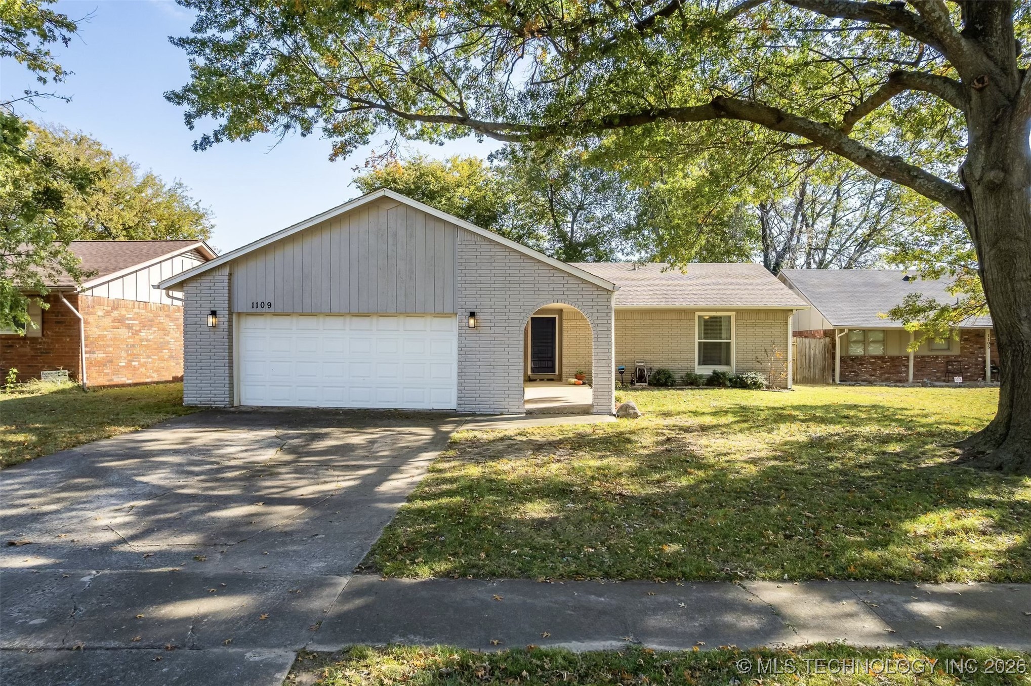 1109 N Hickory Court Property Photo 2