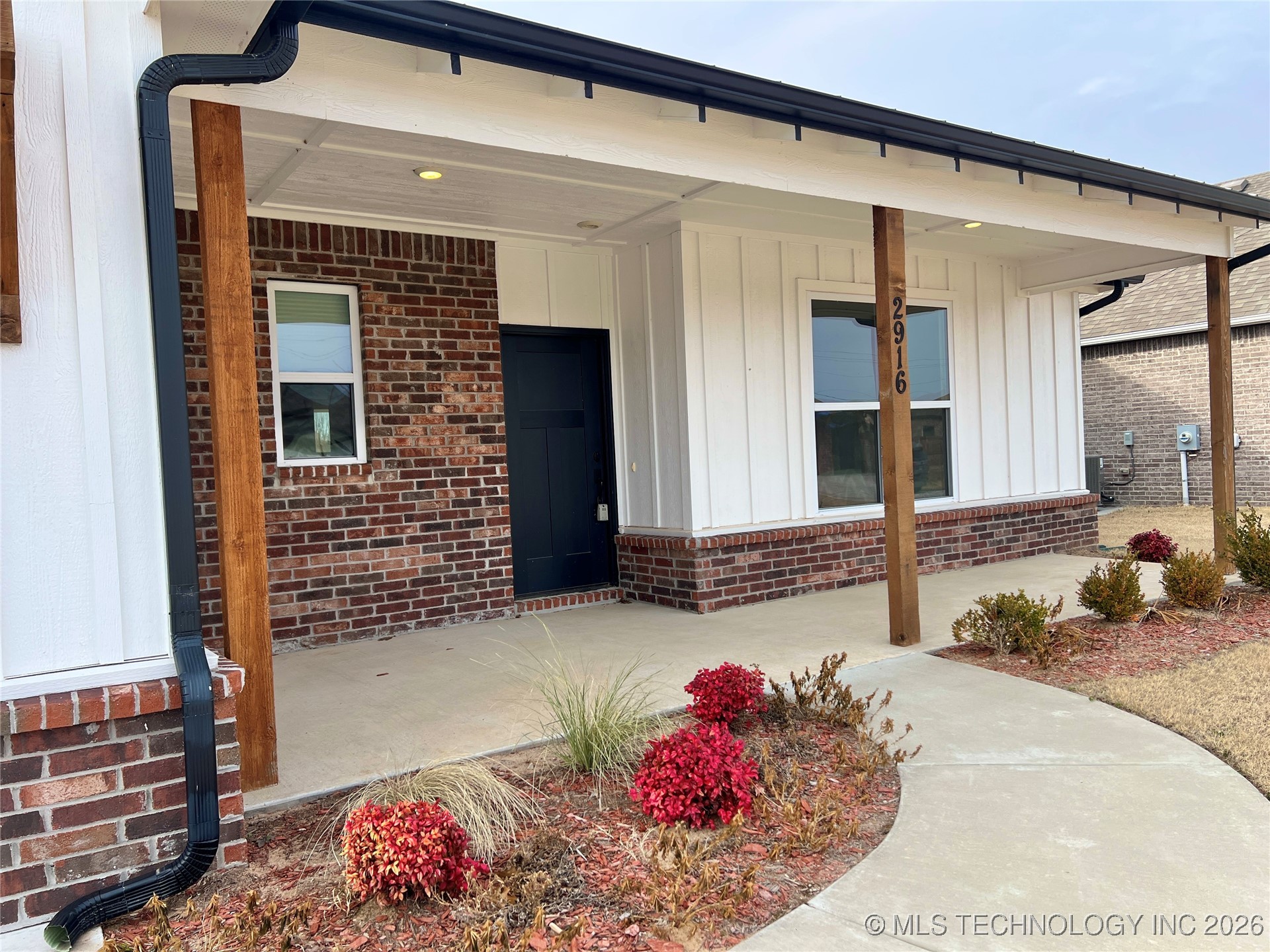 2916 S 8th Street Property Photo 2