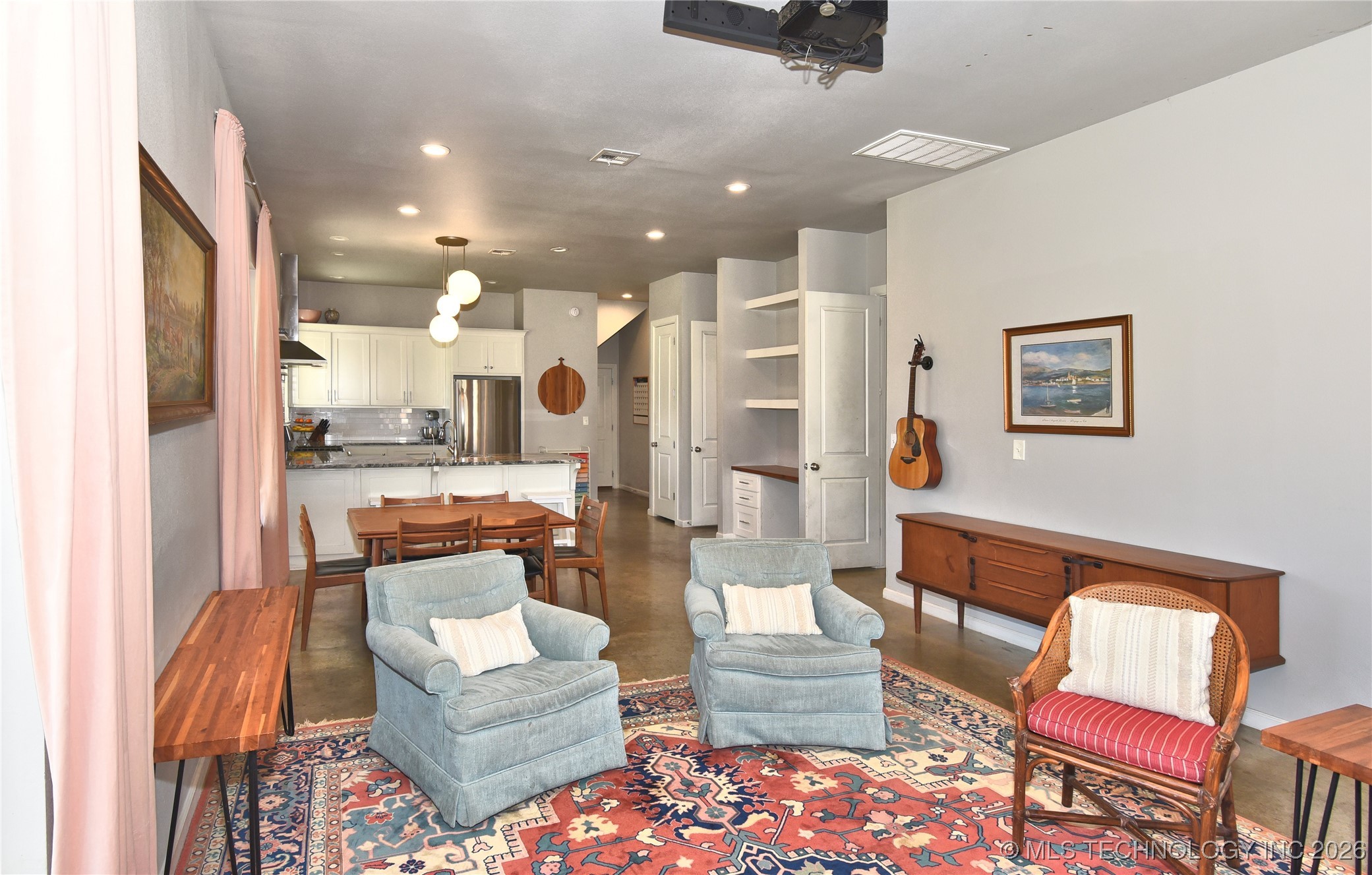 3184 N Iroquois Avenue Property Photo 4