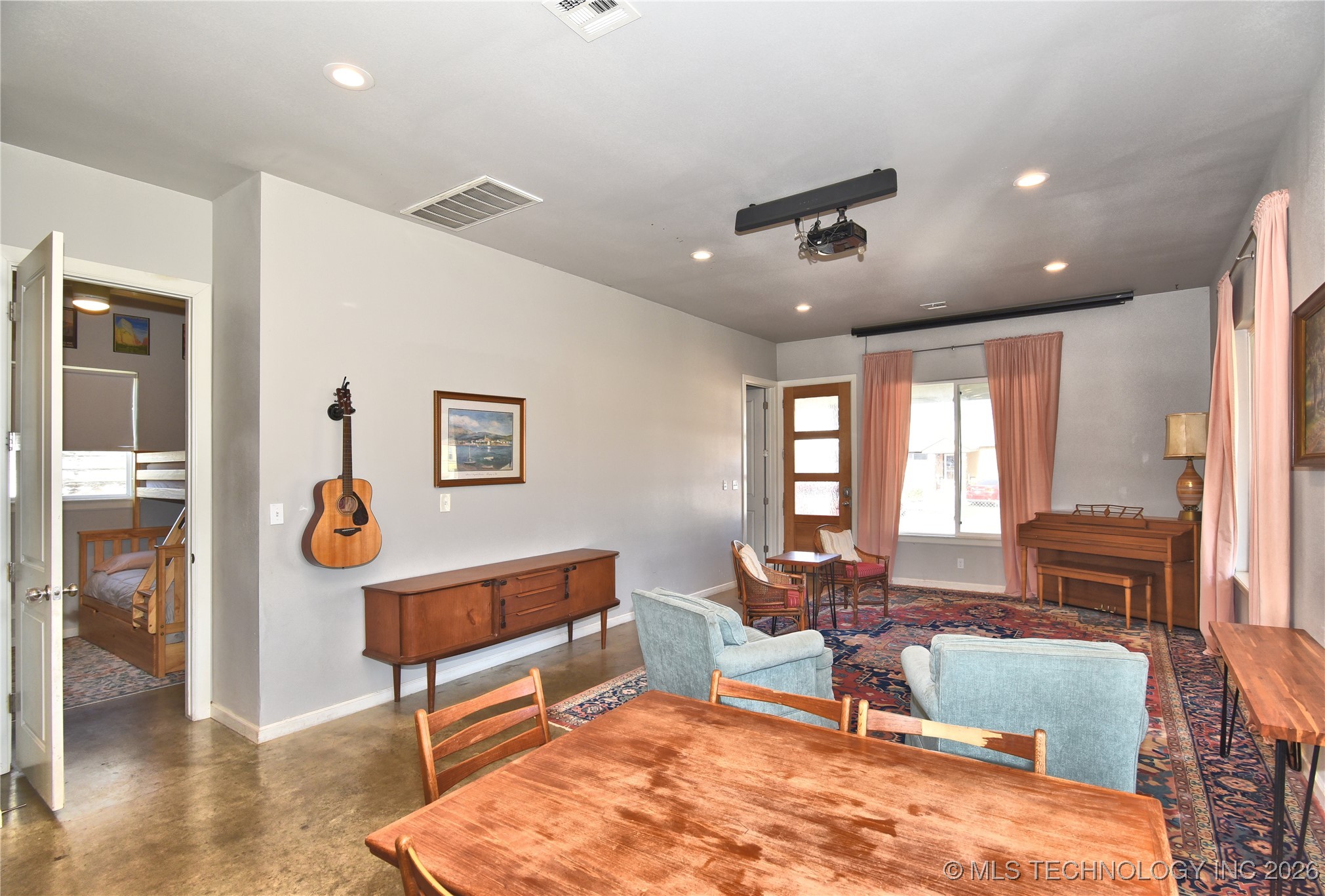 3184 N Iroquois Avenue Property Photo 5