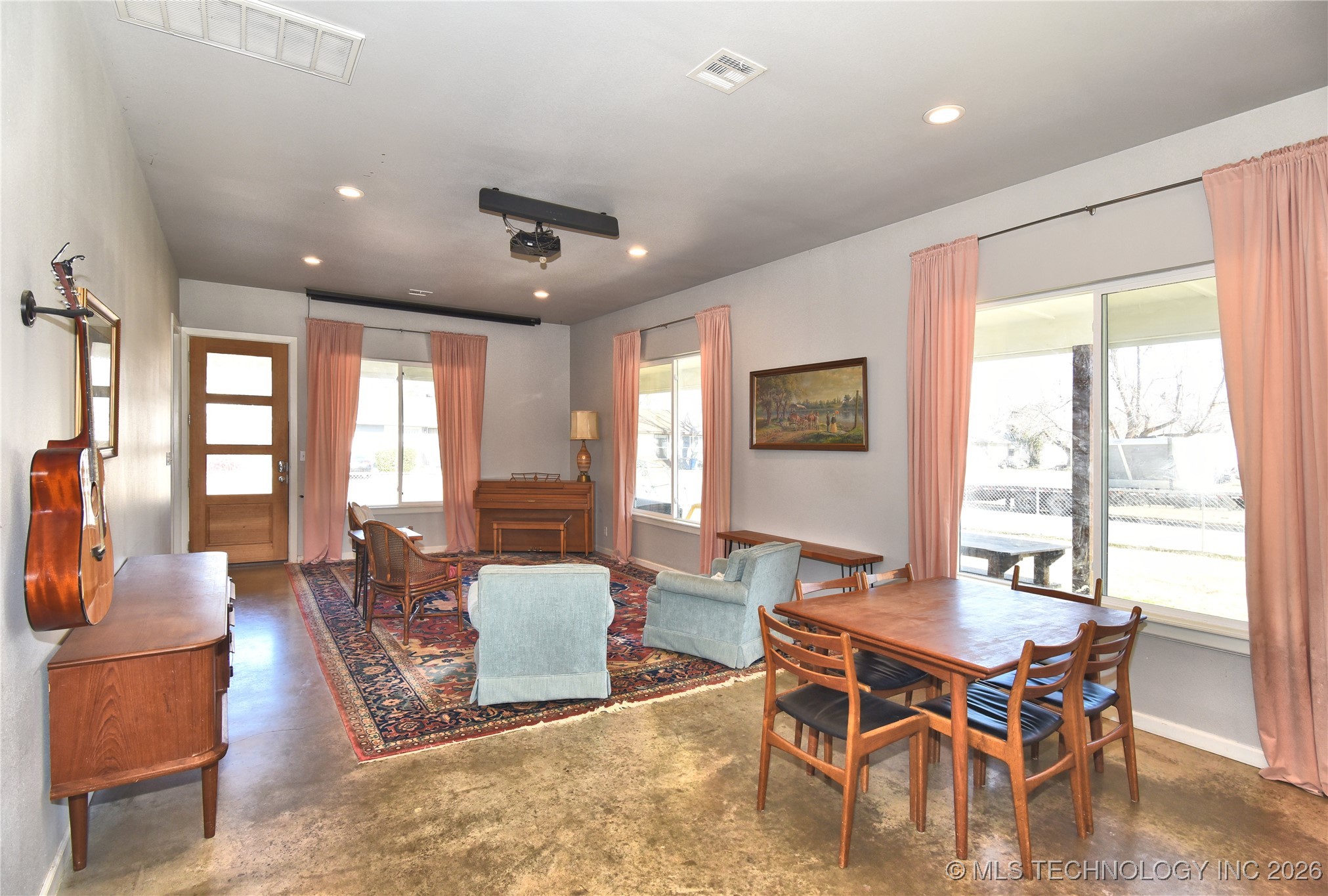 3184 N Iroquois Avenue Property Photo 6