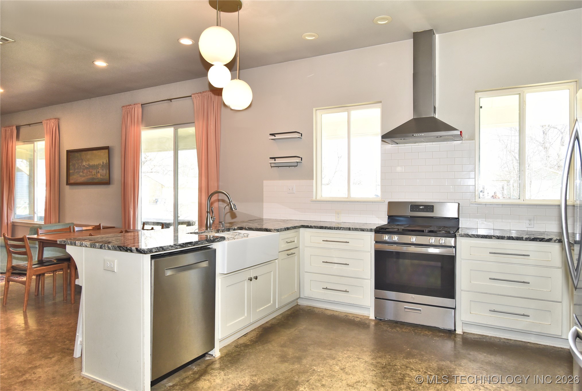 3184 N Iroquois Avenue Property Photo 7