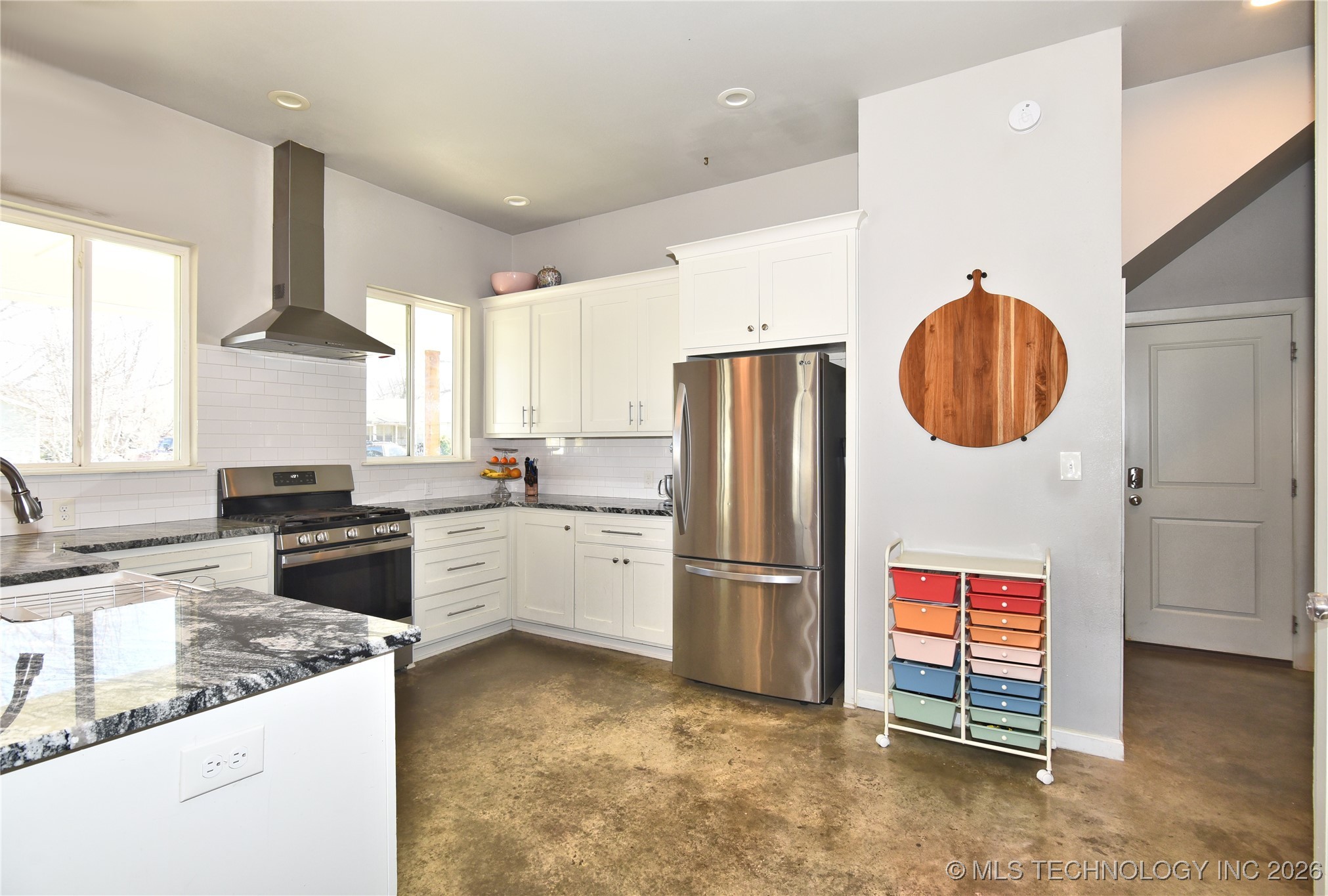 3184 N Iroquois Avenue Property Photo 8