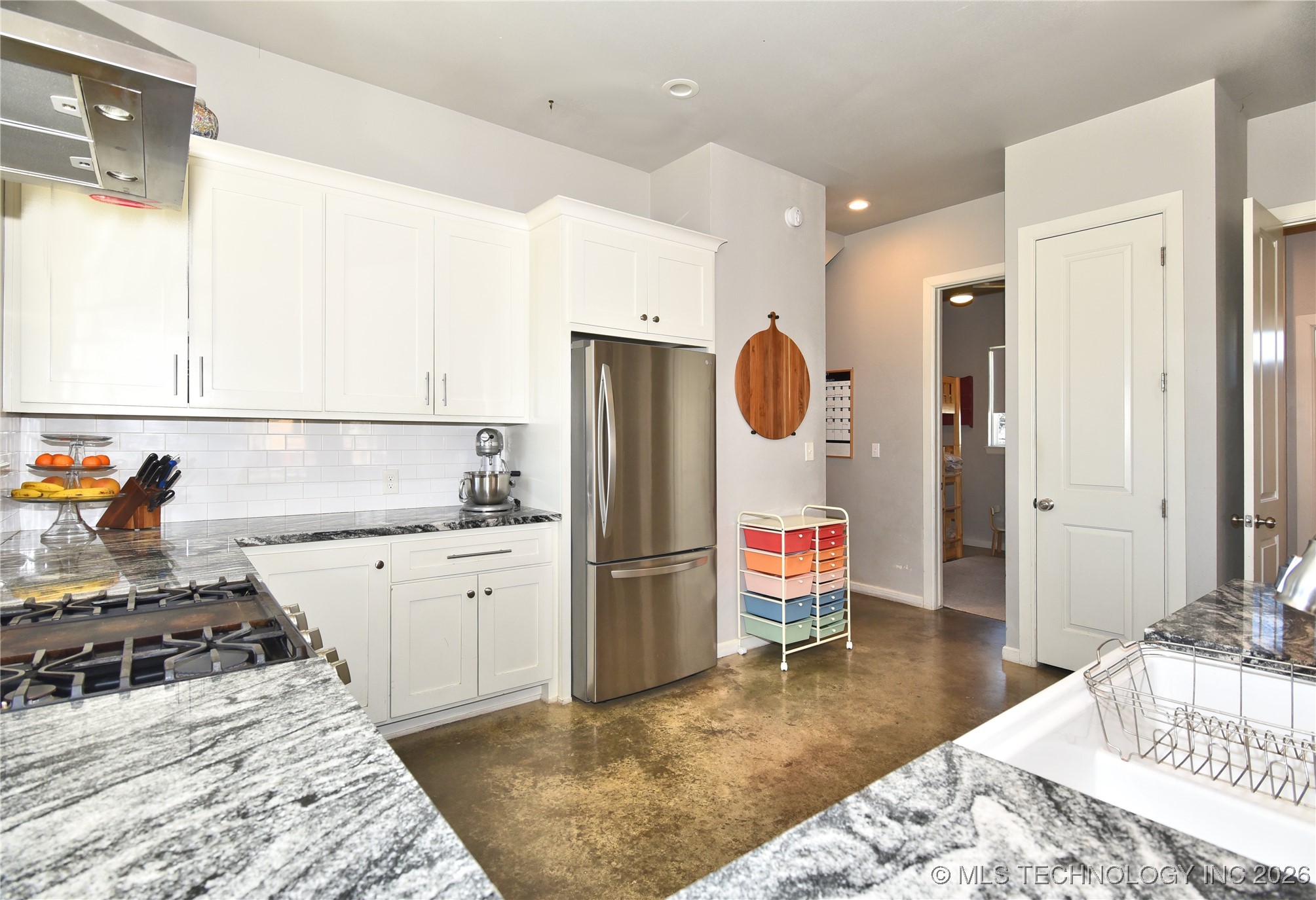 3184 N Iroquois Avenue Property Photo 9