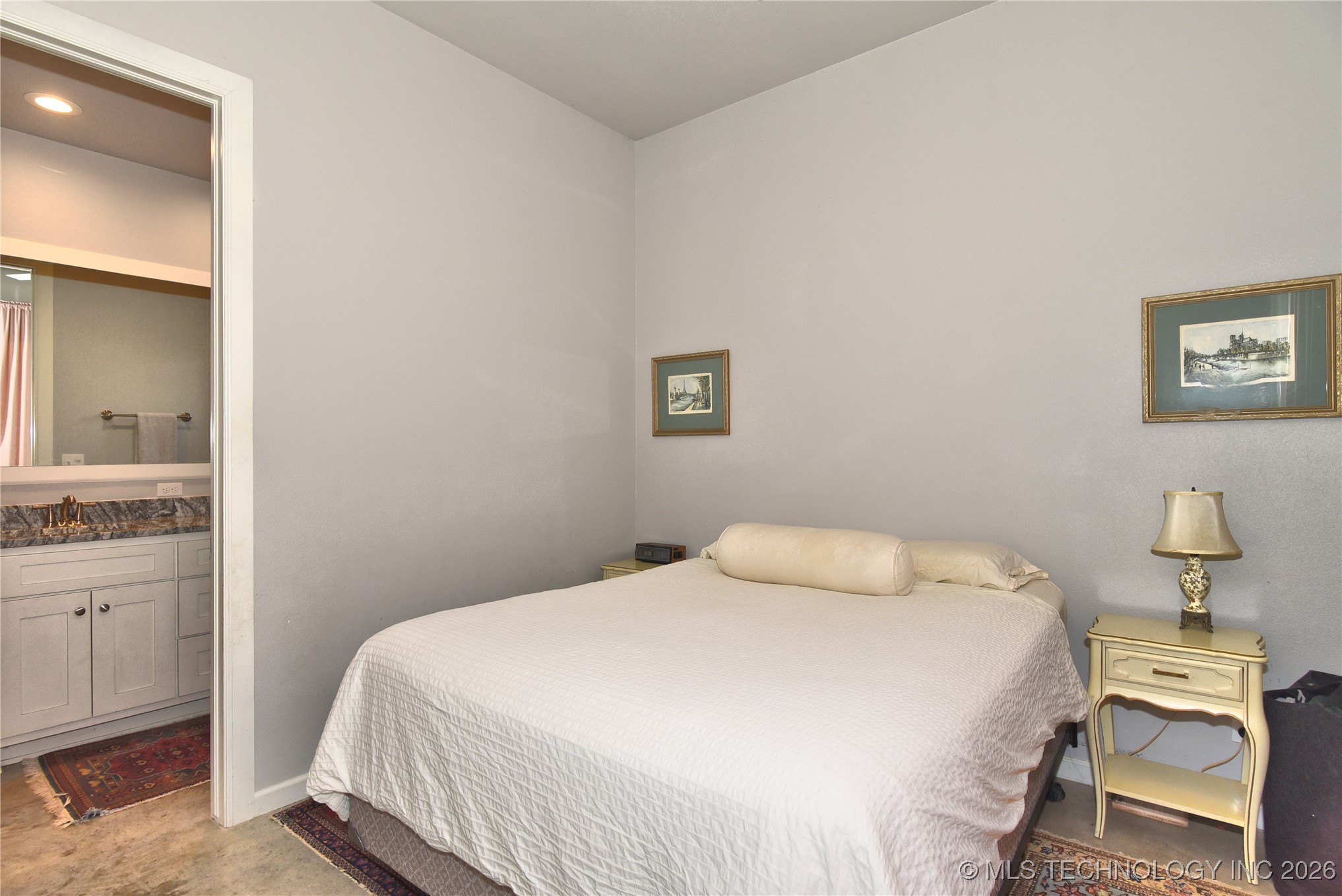 3184 N Iroquois Avenue Property Photo 10