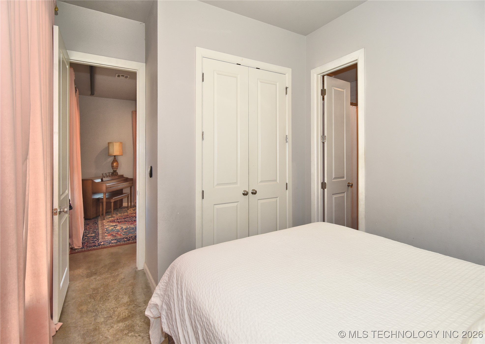 3184 N Iroquois Avenue Property Photo 11