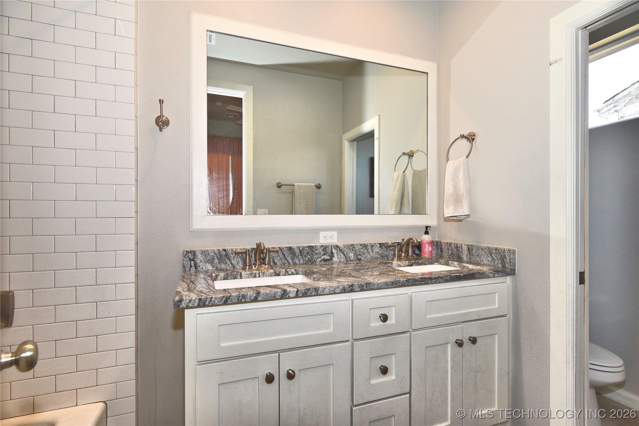 3184 N Iroquois Avenue Property Photo 12