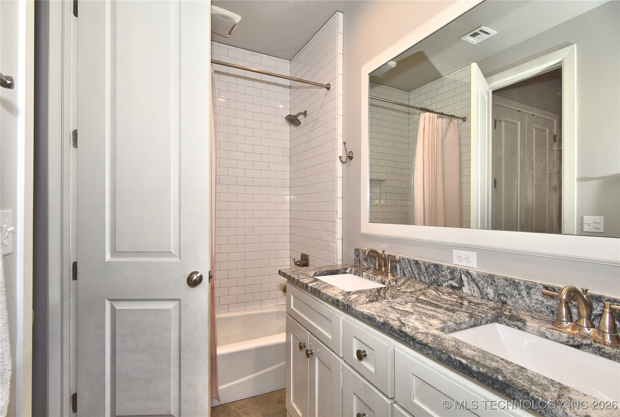 3184 N Iroquois Avenue Property Photo 13