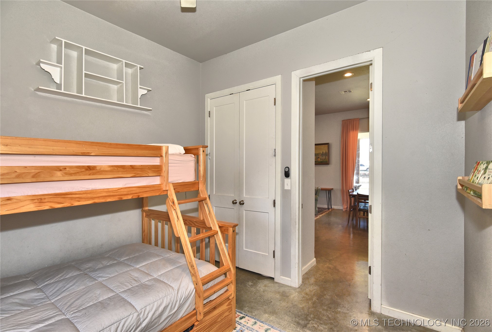 3184 N Iroquois Avenue Property Photo 15