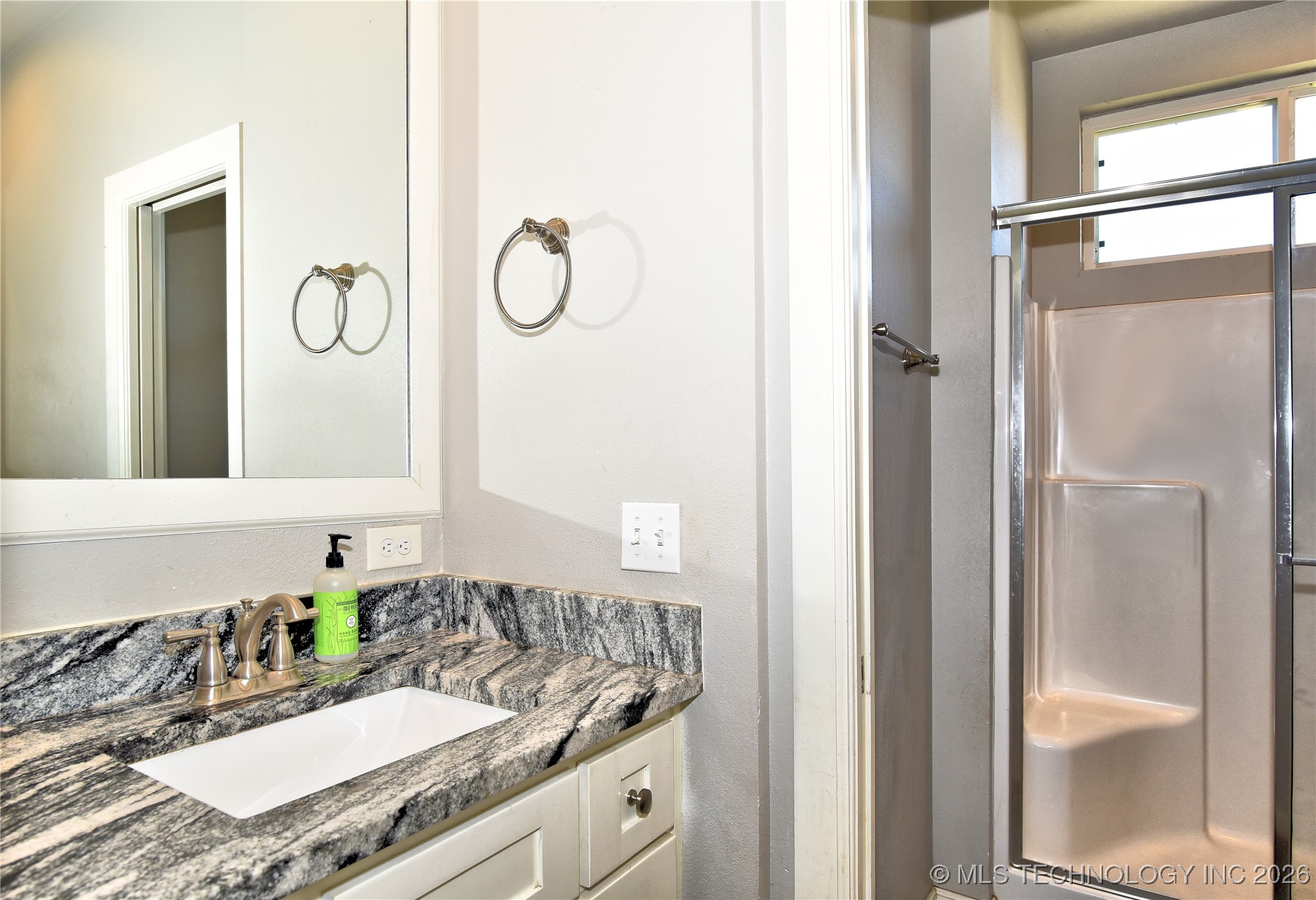 3184 N Iroquois Avenue Property Photo 16