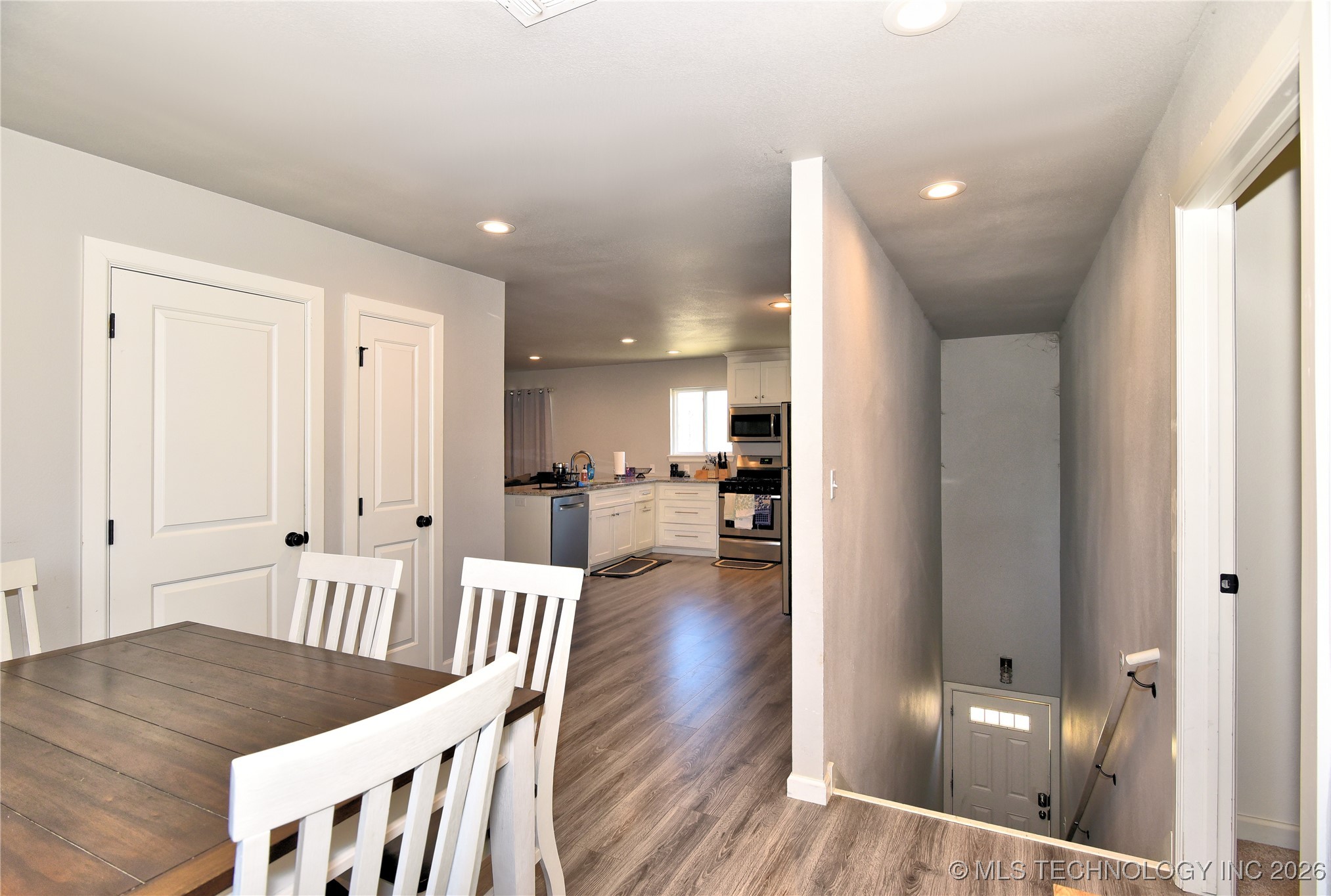 3184 N Iroquois Avenue Property Photo 20