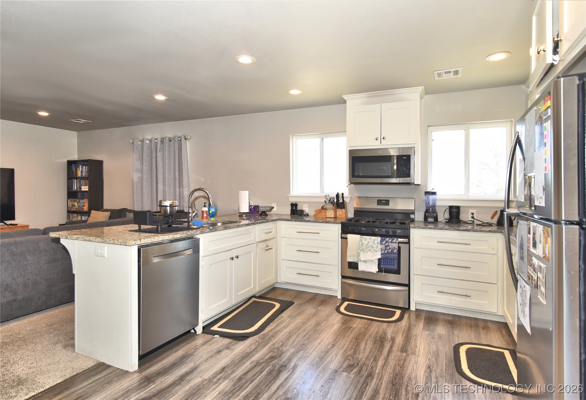 3184 N Iroquois Avenue Property Photo 25