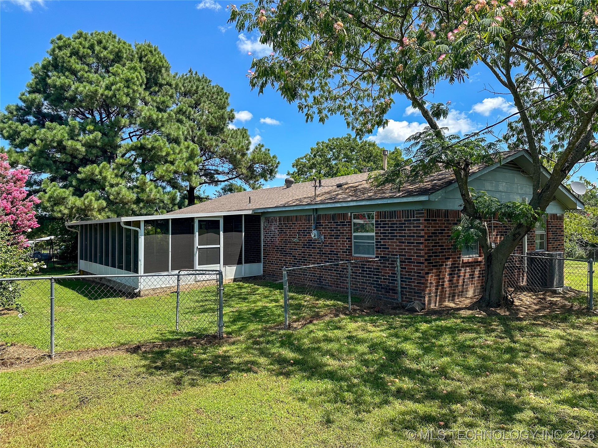 403 W 6th Property Photo 3