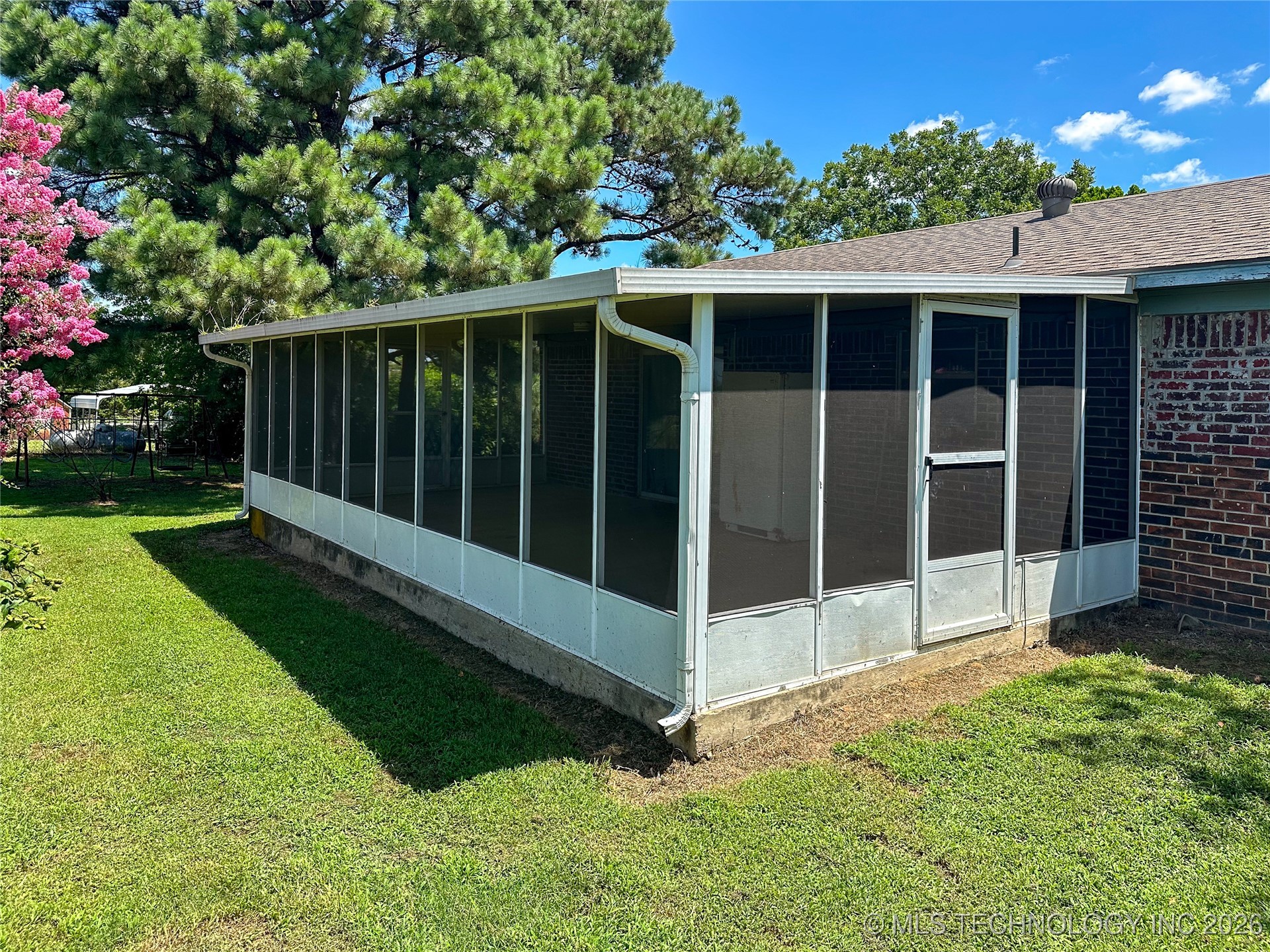 403 W 6th Property Photo 4