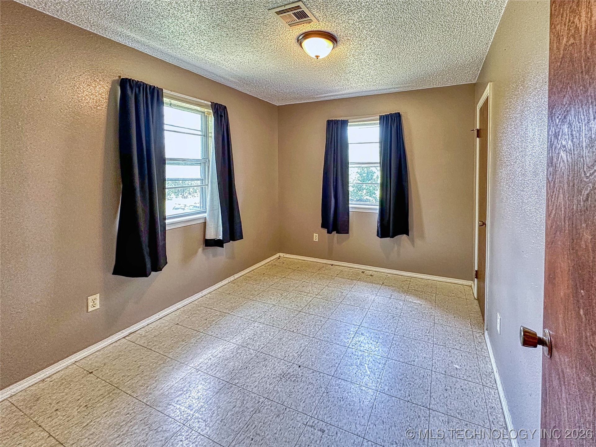 403 W 6th Property Photo 12