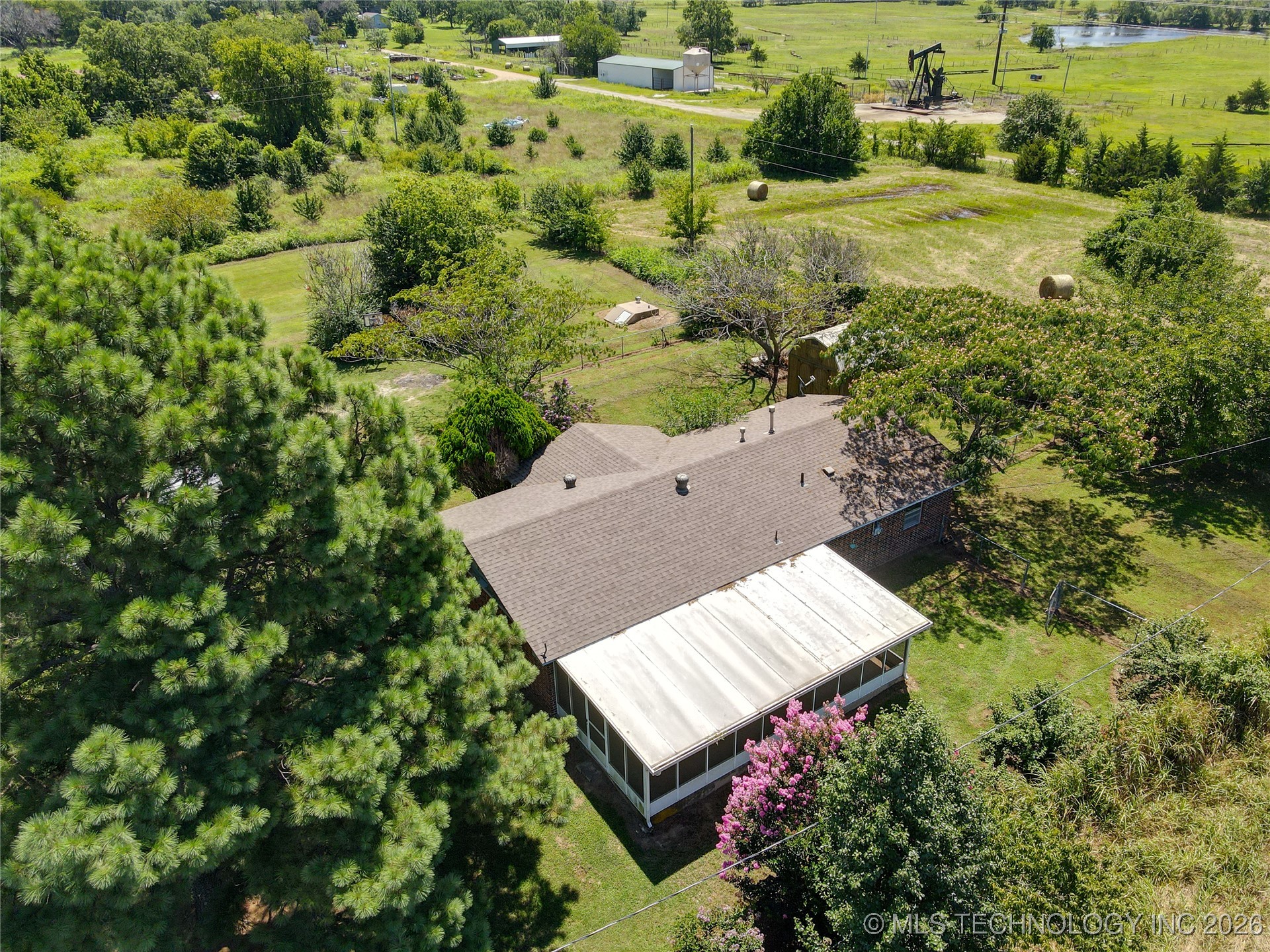 403 W 6th Property Photo 37