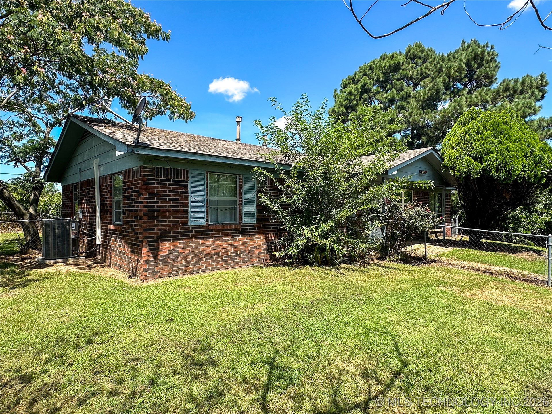 403 W 6th Property Photo 43