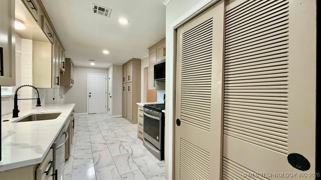 857 N Vancouver Avenue Property Photo 22